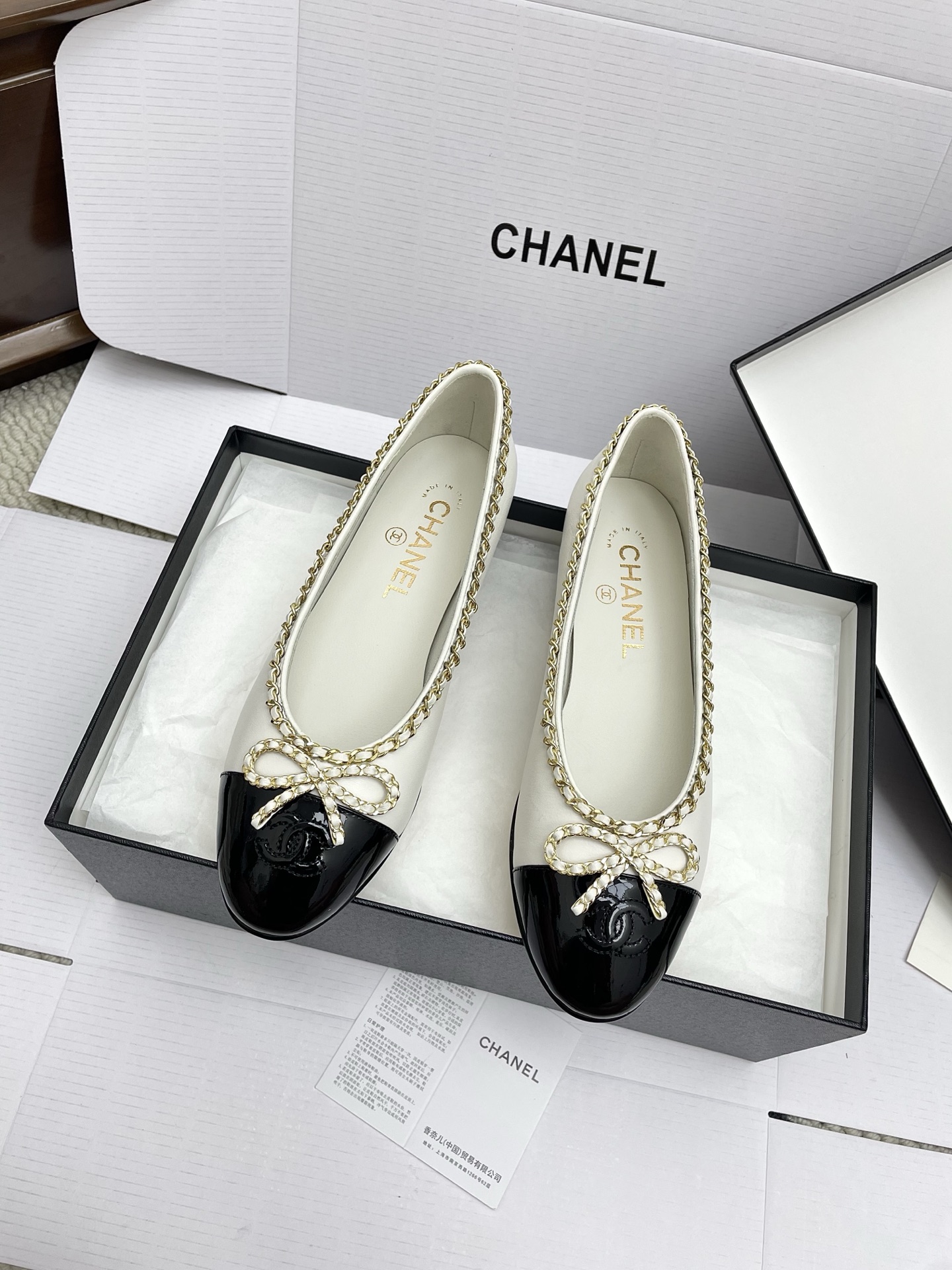 NO:471321,(Aircraft Box 10) Purchase Level Chanel25ss New Summer Chain Bow Single Shoes Counter Quality One of the must-have classics every year!  Design More highlight and taste~ All materials are customized according to the original version!  Purchase genuine products to develop. Universal and versatile artifact, summer beach, resistant to fabrication. Mixed sheepskin upper imported sheepskin inner imported outsole Italian imported genuine leather outsole Size 35-41 (40 41 customized without return or exchange), single shoes, chanel, sheepskin, Leather soles19860909(飞机盒10)代购级 chanel25ss夏季新款链条蝴蝶结单鞋 专柜品质 每年必入的经典款之一！设计 更加彰显和品味～所有材质都根据原版定制！购入正品开发.万能百搭神器,夏日沙滩,耐造款. 鞋面混种羊皮 内里进口羊皮 大底意大利进口真皮大底 码数35-41（40 41定做不退换）,单鞋,chanel,sheepskin,Leather soles,Women's Shoes
