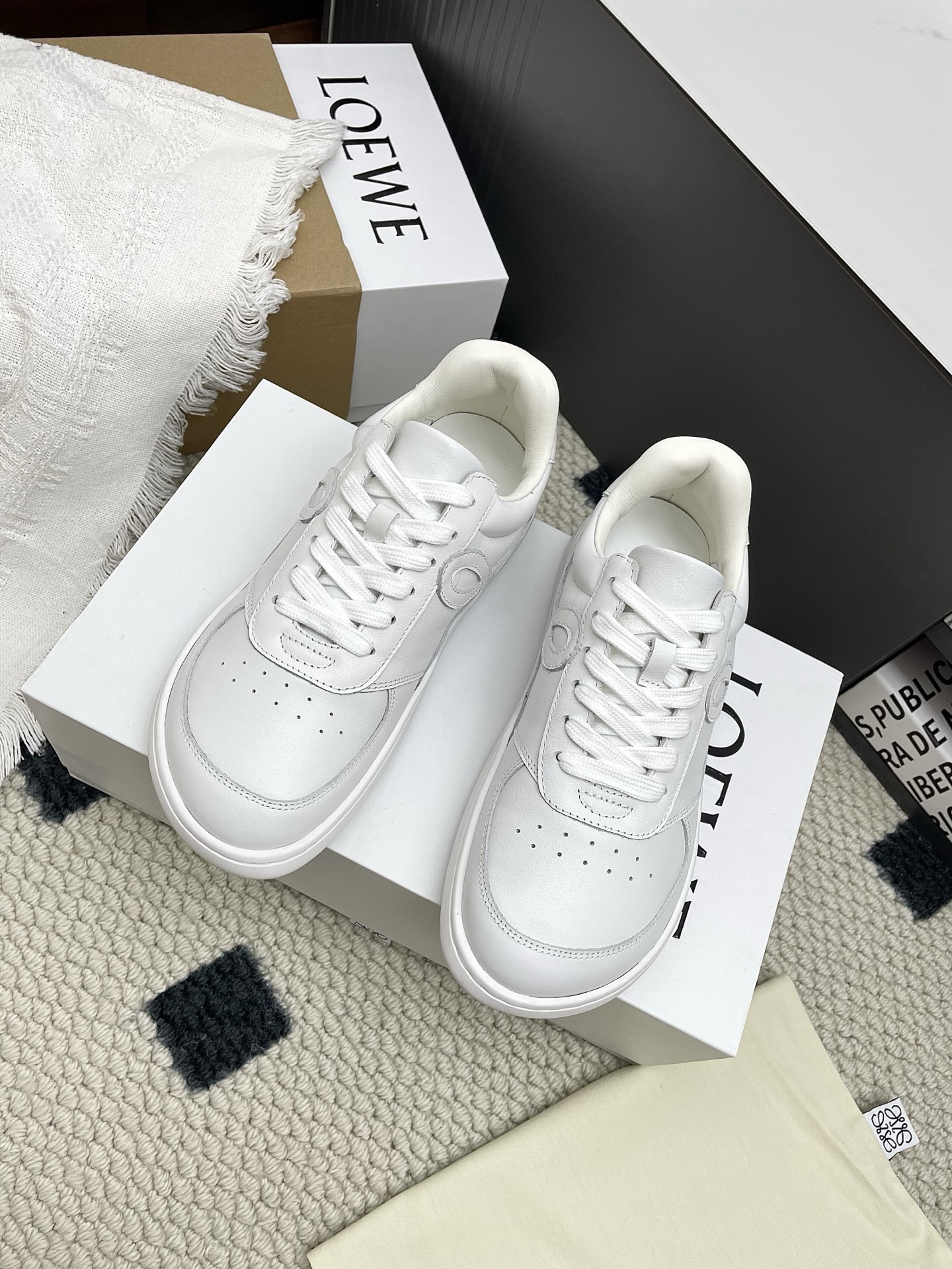 NO:478492,Purchasing level Loewe Couple Series 2025 Paris Fashion Week New ballettrunner Ballet Sneakers Forrest Gump Shoes Classic Falls I fell in love with at first glance!  The minimalist style of splicing is really the ultimate!  It's so versatile. You can wear it casually and be very high-end and light, and you can go shopping without any pressure!  It is invincible and comfortable to wear on your feet, light and without weight. I really love it when I go out!  There is a little bit of heightening without hitting the feet. Imported cowhide upper. Sheepskin in the shoes. Original open mold sole. Size 35-45 for men and women. (40 for women, 45 for men and men, custom-made without return and exchange) 3, casual shoes/sports shoes, loewe, loewe, sneakers, cowhide, sheepskin19860909代购级Loewe罗意威情侣系列2025巴黎时装周新balletrunner 芭蕾运动鞋 阿甘鞋 经典一眼就爱上的！拼接的极简风格真的做到极致！实在太百搭,随便穿搭就可以很高级,很轻便,逛街暴走无压力！ 上脚无敌舒适,轻盈无负重感,出街真的爱了！不打脚还有点小增高 鞋面进口牛皮 鞋里羊皮 鞋底原版开模鞋底 码数男女35-45(女40,45男订做不退换)3,休闲鞋/运动鞋,loewe,loewe,sneakers,cowhide,sheepskin,Women's Shoes