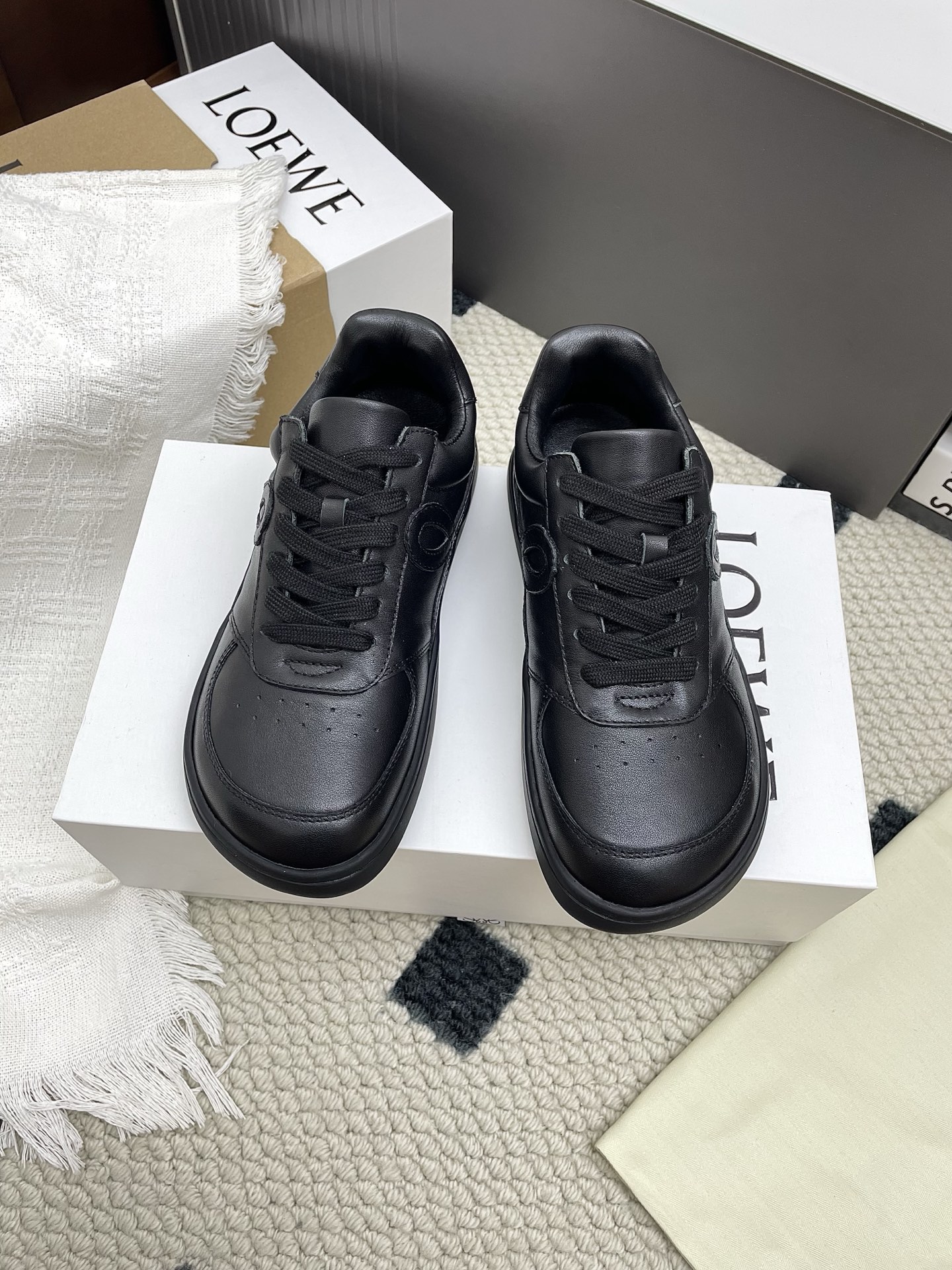 NO:478500,What you see is what you get G039 purchasing grade Loewe Couple Series 2025 Paris Fashion Week New ballettrunner Ballet Sneakers Forrest Gump shoes classics I fell in love with at first glance!  The minimalist style of splicing is really the ultimate!  It's so versatile. You can wear it casually and be very high-end and light, and you can go shopping without any pressure!  It is invincible and comfortable to wear on your feet, light and without weight. I really love it when I go out!  There is a little bit of heightening without hitting the feet. Upper is imported cowhide. Shoes are made of sheepskin. Sole is made of original molded sole. Sizes for men and women. 35-45 (female 40, 45 men are customized and do not return or exchange) 39.40 Order Notes for men and women, casual shoes/sports shoes, loewe, loewe, sneakers, cowhide, sheepskin19860909所见即所得G039代购级Loewe罗意威情侣系列2025巴黎时装周新balletrunner 芭蕾运动鞋 阿甘鞋经典一眼就爱上的！拼接的极简风格真的做到极致！实在太百搭,随便穿搭就可以很高级,很轻便,逛街暴走无压力！ 上脚无敌舒适,轻盈无负重感,出街真的爱了！不打脚还有点小增高 鞋面材质进口牛皮 鞋里材质羊皮 鞋底材质原版开模鞋底 尺码男女35-45(女40,45男订做不退换)39.40下单备注男女码,休闲鞋/运动鞋,loewe,loewe,sneakers,cowhide,sheepskin,Women's Shoes