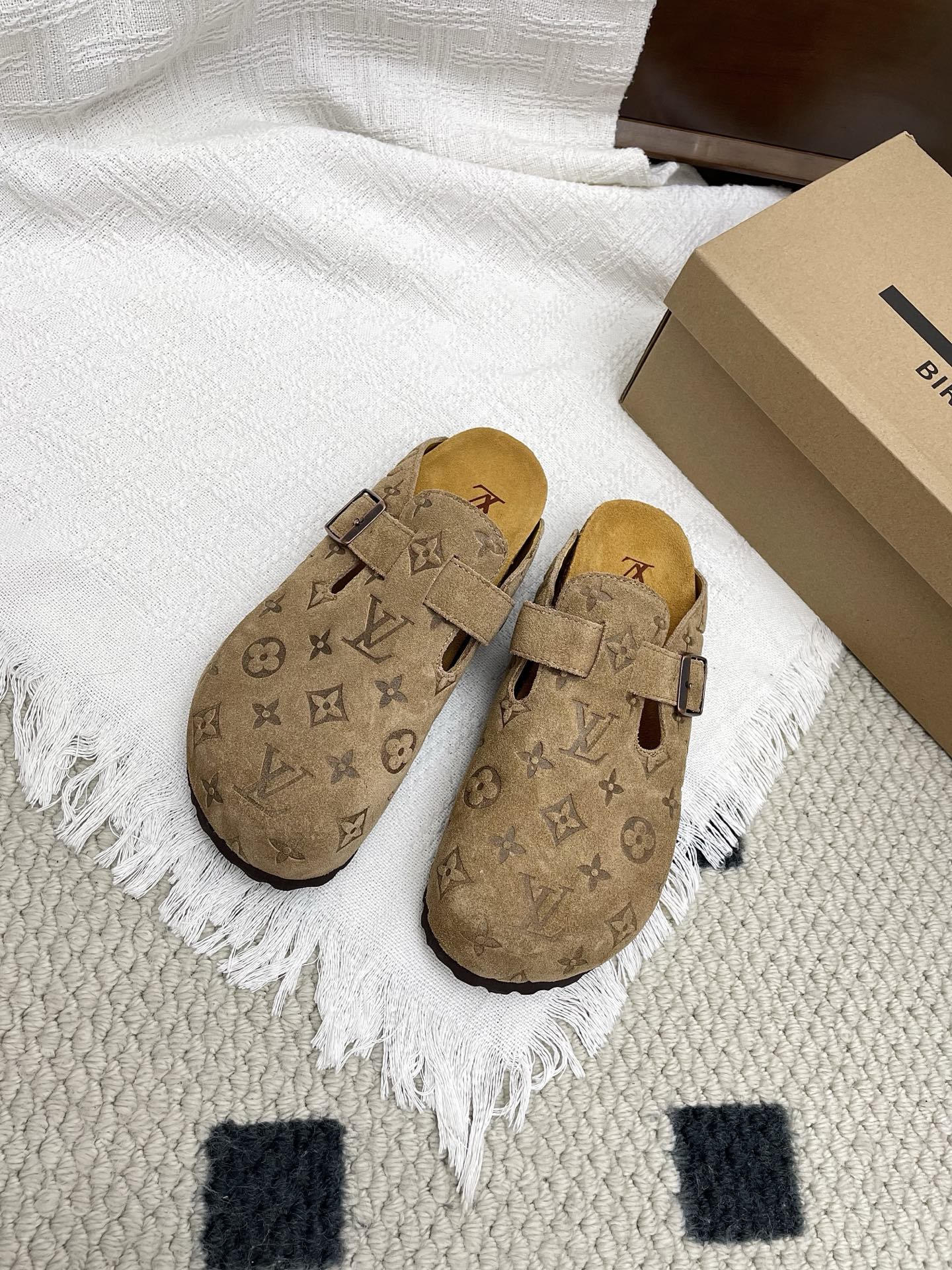 NO:478483,Women's men's 10 Birkenstock x Co-branded Lv couple's Birkenstock shoes casual headshot slippers Birkenstock series I was tempted when the two brands were co-branded. I found a long time to buy the goods. It was really hard to find shoes. It was really super beautiful. Sisters make it for me. The delivery counter is exquisite packaging. Fabric: Original custom-made top-layer cowhide Inner: Imported soft sheepskin Sole: Original open mold-proof rubber material Thick bottom 3CM Size: Women's 35-46 (female 4041 men's 45 46 customized), semi-torque, birkenstock, louis vuitton, slippers, cowhide, sheepskin19860909女款男款10 Birkenstock x 联名Lv 情侣款 勃肯鞋 休闲 爆头 拖鞋 Birkenstock系列 这两个品牌刚出联名我就心动了 代购找很久才买到货,真的一鞋难求,真的超级好看,姐妹们给我冲 配送专柜精美包装 面料 : 原版定制头层牛皮 内里 : 进口柔软羊皮里 鞋底 : 原版开模防滑橡胶材质 底厚 3CM Size : 女款35-46（女4041男45 46定做）,半拖,birkenstock,louis vuitton,slippers,cowhide,sheepskin,Women's Shoes