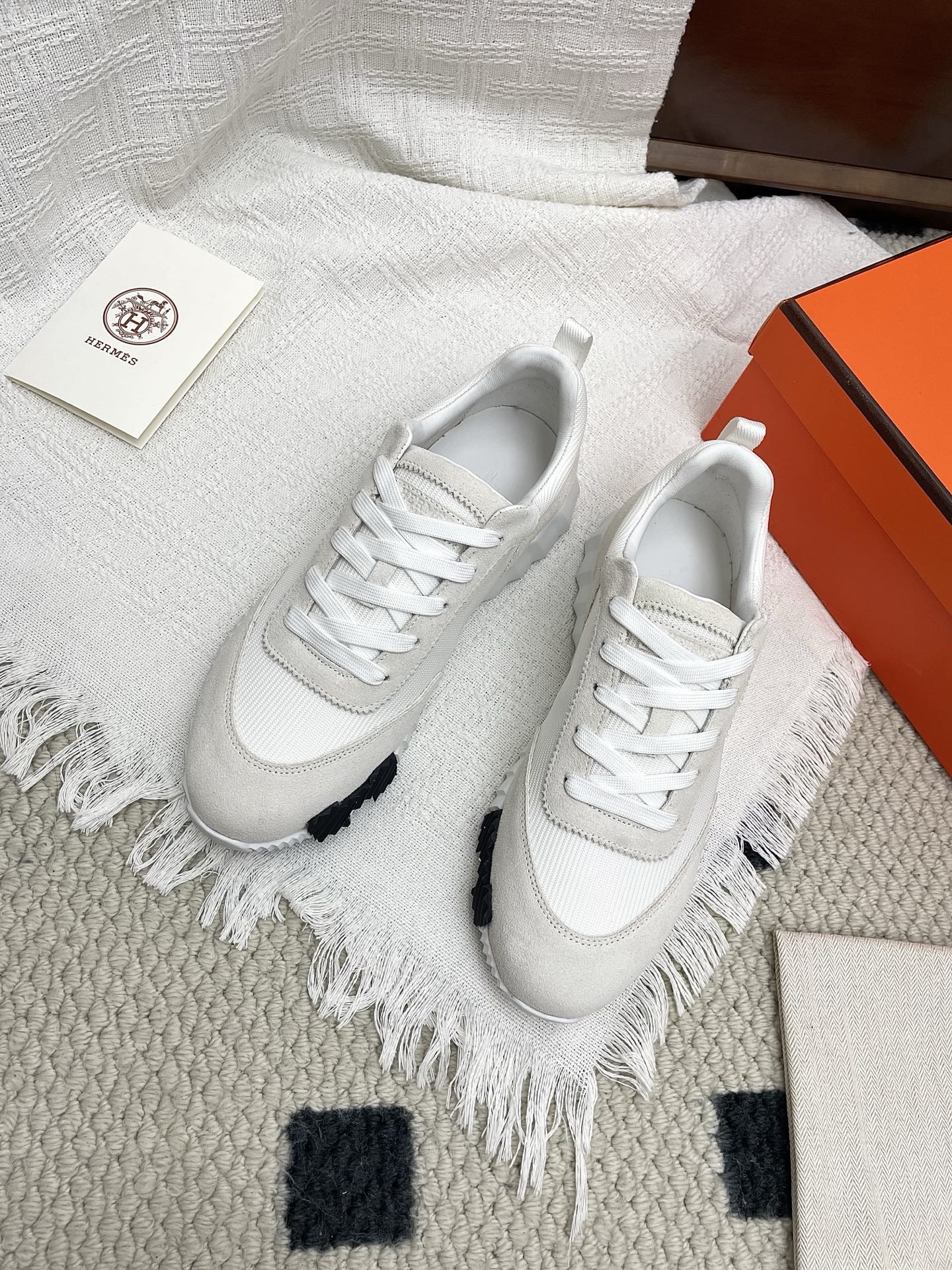 NO:479483,Couple size mesh leather men 10 HERMES Hermes H-home classic couple style casual sneakers Couple style casual sports dad shoes combine high-tech canvas and suede goatskin, and exaggerated 'H' letters on the rubber sole, italic design and bright colors to show vitality, continuing the brand design inspiration. Walking through the city lightly, feeling unrestrained and comfortable. Delivery counter exquisite packaging, original fabric, special fabric and beef velvet, custom breathable mesh in the inner lining, large sole open mold TPU + rubber foam material, bottom thickness 3CM Size 35-47 (45 46 47 custom made), casual shoes/sports shoes, hermes, hermes, sneakers, sheepskin, chamois leather19860909情侣码网面皮面男10 HERMES 爱马仕H家经典情侣款 休闲运动鞋 情侣款休闲之履运动老爹鞋结合高科技帆布与麂皮山羊皮,在橡胶鞋底上饰以夸张“H”字母,斜体设计和鲜艳色彩展现活力,延续品牌设计灵感.轻盈漫步都市,感受无拘舒适. 配送专柜精美包装 面料原版材质特殊布料和牛反绒 内里定制透气网面 大底开模TPU+橡胶发泡材质 底厚3CM Size 35-47（45 46 47定做）,休闲鞋/运动鞋,hermes,hermes,sneakers,sheepskin,chamois leather,Women's Shoes