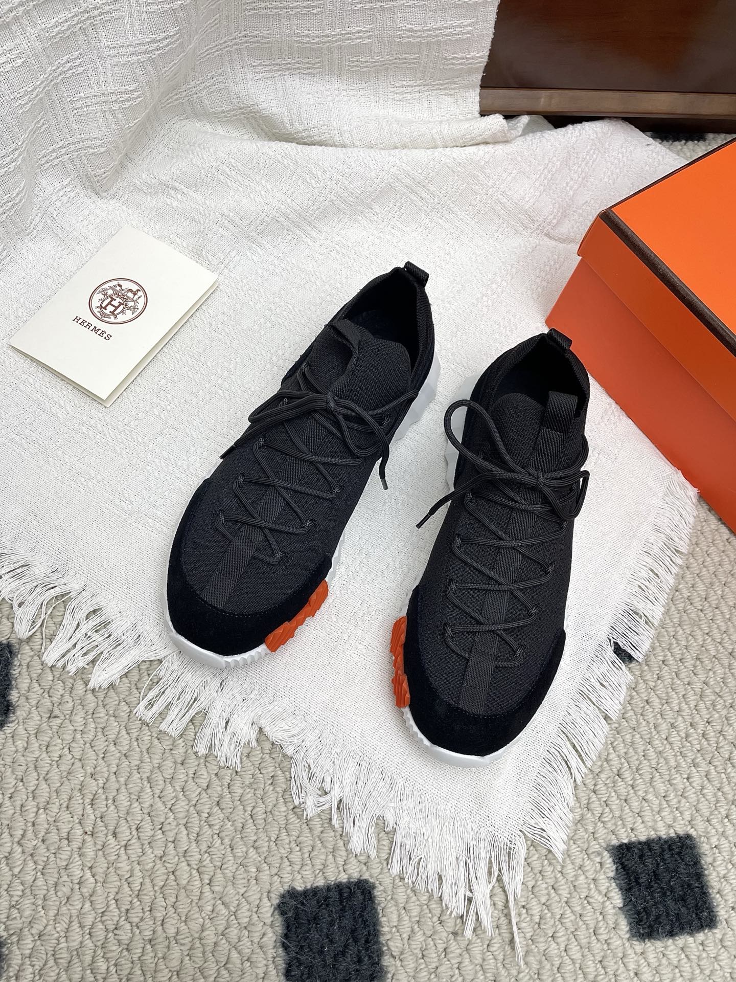 NO:479475,Couple size mesh HERMES Hermes H-h family classic couple style casual sneakers Couple style casual sports dad shoes combine high-tech canvas and suede goatskin, and exaggerated 'H' letters on the rubber sole, italic design and bright colors show vitality, continuing the brand design inspiration. Walking through the city lightly, feeling unrestrained and comfortable. Delivery counter exquisite packaging, original fabric, special fabric and cow velvet, customized breathable mesh in the inner lining, large sole open mold TPU + rubber foam material, bottom thickness 3CM Size 35-47 (45 46 47 custom made), casual shoes/sports shoes, hermes, hermes, sneakers, sheepskin, chamois leather19860909情侣码网面HERMES 爱马仕H家经典情侣款 休闲运动鞋 情侣款休闲之履运动老爹鞋结合高科技帆布与麂皮山羊皮,在橡胶鞋底上饰以夸张“H”字母,斜体设计和鲜艳色彩展现活力,延续品牌设计灵感.轻盈漫步都市,感受无拘舒适. 配送专柜精美包装 面料原版材质特殊布料和牛反绒 内里定制透气网面 大底开模TPU+橡胶发泡材质 底厚3CM Size 35-47（45 46 47定做）,休闲鞋/运动鞋,hermes,hermes,sneakers,sheepskin,chamois leather,Women's Shoes