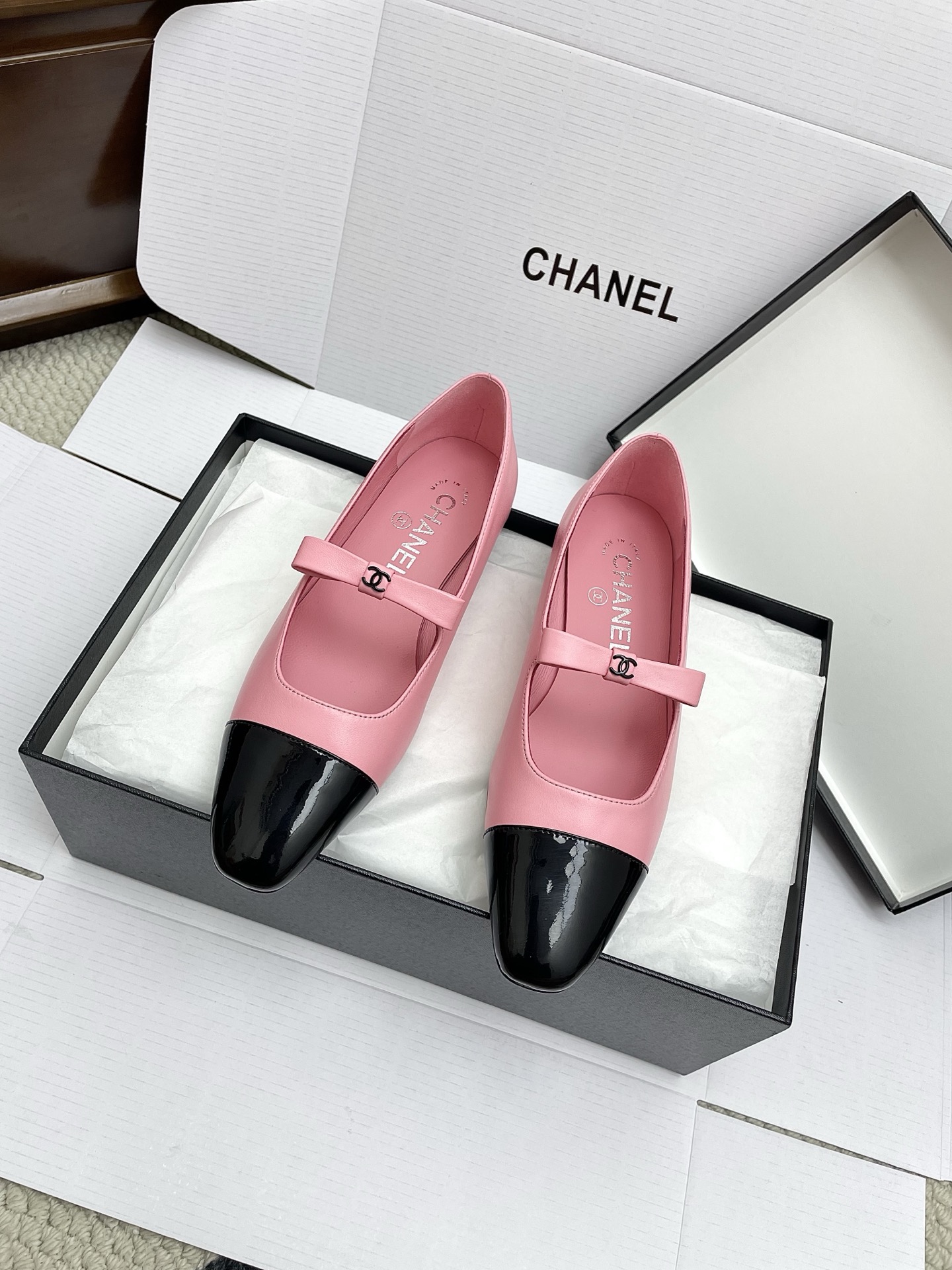 NO:479454,(Airplane box 10) Purchase grade Chanel 25ss Spring and summer series bow Mary Jane Shoes and ballet shoes Very popular bows Designing handmade car lines is very time-consuming and labor-intensive. Unique sole double-combination method allows you to accidentally reveal highlights, the car lines are never taken off, the sole is firm and permanently retro is the classic and rich C flavor is permanently circulated. The fabric is imported mixed-type lambskin, the inner small goatskin, the outsole Italian leather sole Size #35-41 (40 41 customized, no return or exchange), single shoes, chanel, mary jane, sheepskin, Leather soles19860909(飞机盒10)代购级 Chanel 25ss 春夏系列蝴蝶结玛丽珍 鞋芭蕾舞鞋 非常火的蝴蝶结 设计手工车线非常耗时耗力 独特大底双拼做法,让你不经意露出亮点大底车线永不脱底牢固永久复古就是经典浓郁C味永久流传 面料进口混种小羊皮 内里小山羊皮 大底意大利真皮大底 Size#35—41（40 41订做不退换）,单鞋,chanel,mary jane,sheepskin,Leather soles,Women's Shoes