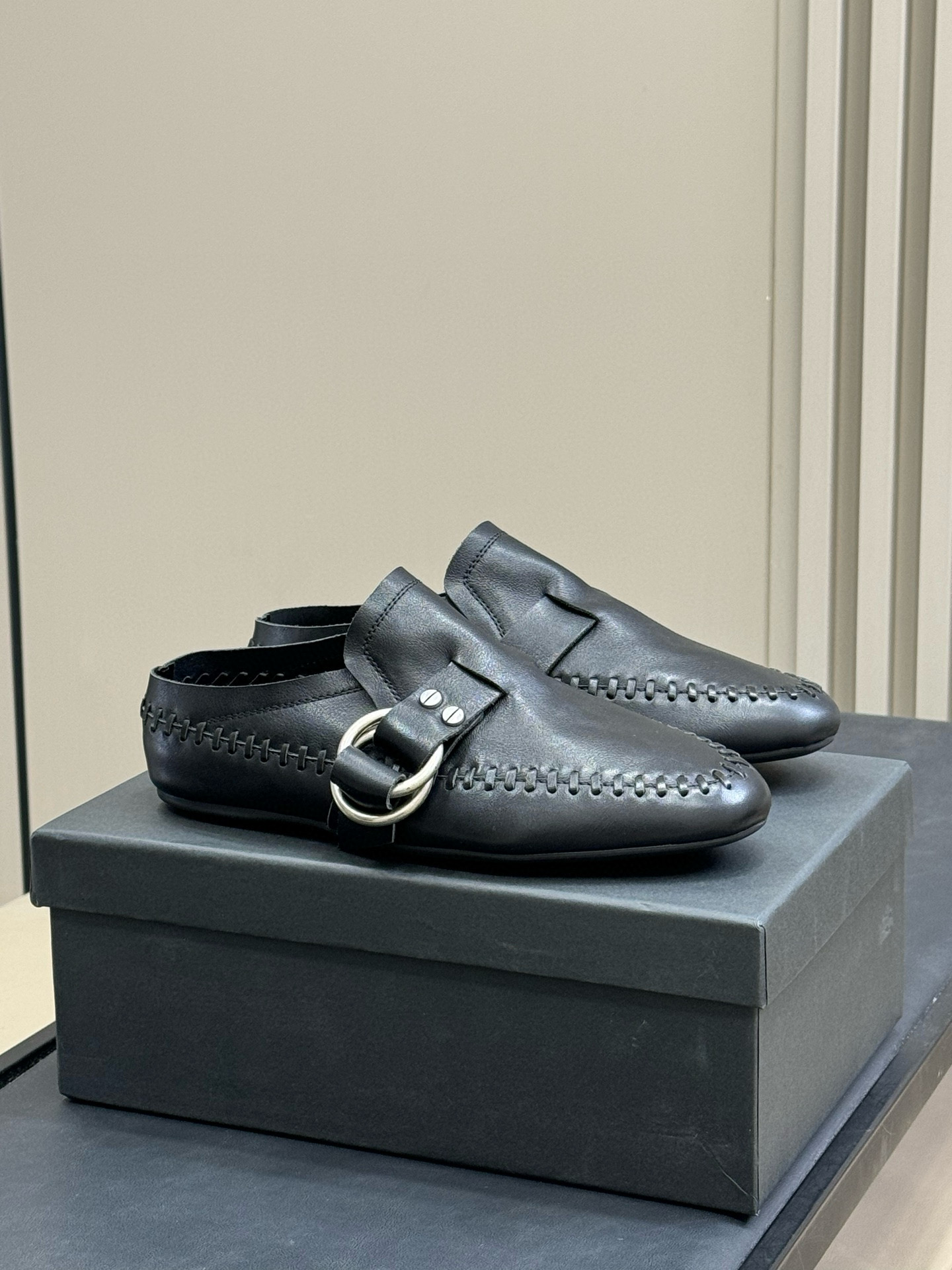 NO:479481,Half-tugging, short boots, long boots (with inner height) Ann Demeulemesster 2025 new semi-tugging, short boots, knight boots Antwerp creative director Stefano Gallici uses the 'nomad spirit' as inspiration to integrate the brand's iconic dark romantic genes with hippies, motorcycle culture and the style of the Southwest of the United States. This series perfectly interprets the image of 'the rebellious poet who travels through the desert with a collection of poems'. Bag shoes also maintain the pioneering design highlights. The interweaving of 19th-century romanticism and 90s rock aesthetics creates a unique aesthetic language that combines Antwerp's pioneering spirit and the freedom of the United States. The upper uses original imported cowhide, custom cowhide inside, and original open-sole.  Size35-40 (40 custom made without return or exchange), boots semi-tork, boots, cowhide19860909半拖 短靴 长靴(有内增高)Ann Demeulemesster 2025新款半拖 短靴 骑士靴 安特卫普创意总监Stefano Gallici以”游牧精神“为灵感,将品牌标志性的暗黑浪漫基因与70年代嬉皮士、机车文化及美国西南部风情相融合.  本系列通过解构主义剪裁与浪漫荷叶边的碰撞,毛边处理与凌乱层次的叠搭,完美诠释了”带着诗集穿越沙漠的叛逆诗人“这一意象.包袋鞋履也保持先锋的设计亮点 19世纪浪漫主义与90年代摇滚美学的交织,创造出兼具安特卫普先锋精神与美国西部自由气息的独特美学语言. 鞋面采用原版进口牛皮 内里定制牛皮 大底原版开模大底 Size35-40（40定做不退换）,靴子半拖,boots,cowhide,Women's Shoes