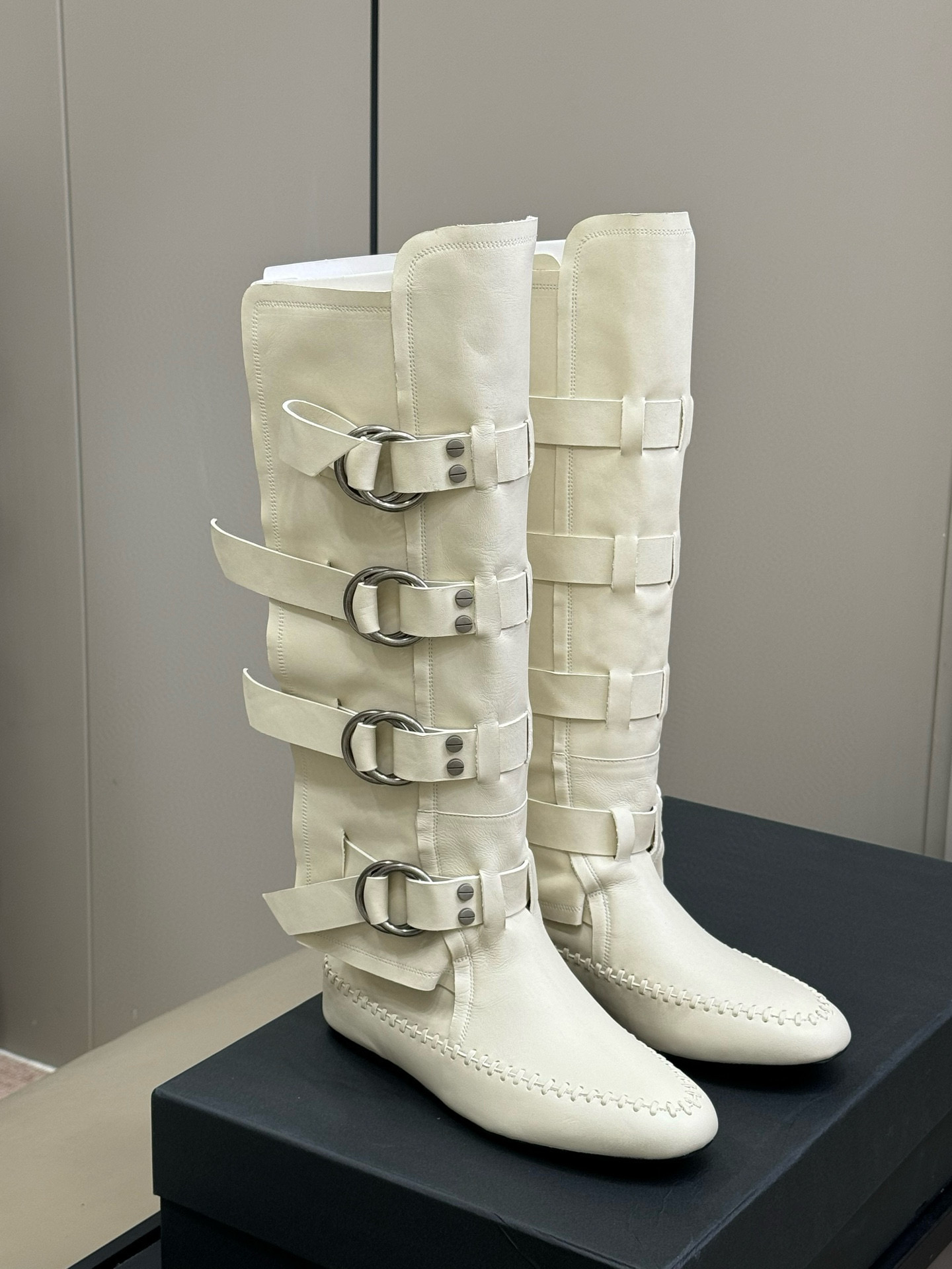 NO:479491,Half-tugging, short boots, long boots, Ann Demeulemesster 2025 new semi-tugging, short boots, knight boots, Antwerp creative director Stefano Gallici uses the 'nomad spirit' as inspiration to integrate the brand's iconic dark romantic genes with hippies, motorcycle culture and the style of the Southwest of the United States. This series perfectly interprets the image of 'the rebellious poet who travels through the desert with a collection of poems'. Bag shoes also maintain the pioneering design highlights. The interweaving of 19th-century romanticism and 90s rock aesthetics creates a unique aesthetic language that combines Antwerp's pioneering spirit and the freedom of the United States. The upper uses original imported cowhide, custom cowhide inside, and original open-sole.  Size35-40 (40 custom made without return or exchange), boots semi-tork, boots, cowhide19860909半拖 短靴 长靴 Ann Demeulemesster 2025新款半拖 短靴 骑士靴 安特卫普创意总监Stefano Gallici以”游牧精神“为灵感,将品牌标志性的暗黑浪漫基因与70年代嬉皮士、机车文化及美国西南部风情相融合.  本系列通过解构主义剪裁与浪漫荷叶边的碰撞,毛边处理与凌乱层次的叠搭,完美诠释了”带着诗集穿越沙漠的叛逆诗人“这一意象.包袋鞋履也保持先锋的设计亮点 19世纪浪漫主义与90年代摇滚美学的交织,创造出兼具安特卫普先锋精神与美国西部自由气息的独特美学语言. 鞋面采用原版进口牛皮 内里定制牛皮 大底原版开模大底 Size35-40（40定做不退换）,靴子半拖,boots,cowhide,Women's Shoes