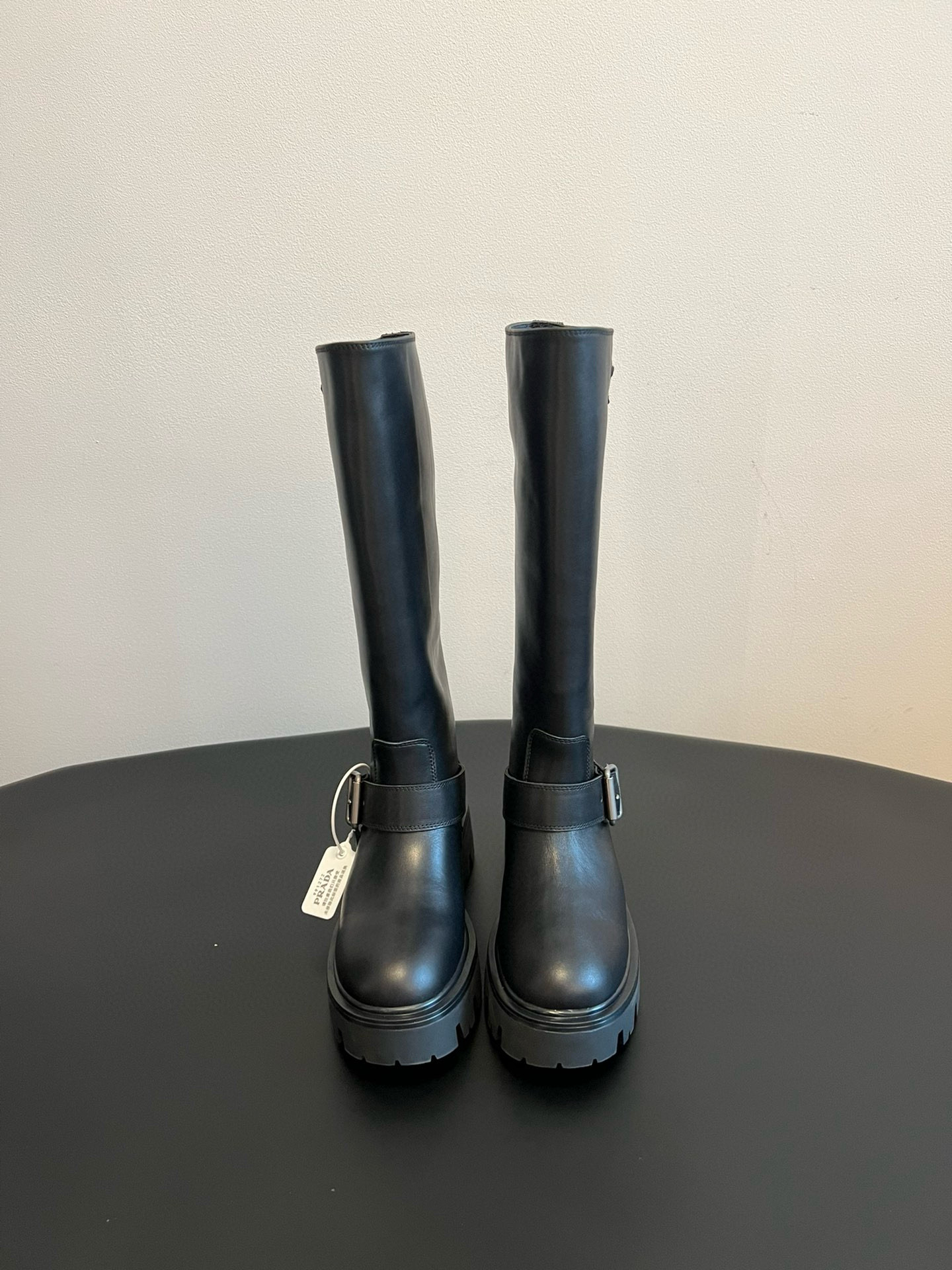 NO:479444,Suede leather purchasing level Prad* Prada autumn and winter classic Chelsea Knight boots are super good-looking on the feet and can lengthen the legs. The mixed goods on the market are different. This model sells in the leather accommodation sole. My family has broken ZP, the original 1:1 mold opening, the sole is welcome to compare comfort and texture. Original imported cowhide, inner lining imported cowhide, large sole, original multi-layer leather sole size35-39 [40.41 custom made without return or replacement], boots, prada, prada, boots, cowhide19860909绒面皮面代购级别Prad*普拉达秋冬爆款经典款切尔西骑士靴 上脚超好看.而且可以拉长腿型.市面上鱼龙混杂的货不同,此款卖点在于真皮住宿大底,我家拆烂ZP,原版1:1开模,大底,欢迎任何对比舒适度与质感. 面料原版进口牛皮磨砂 内里进口牛皮内里 大底原版多层真皮鞋底 size35-39 [40.41定做不退不換],靴子,prada,prada,boots,cowhide,Women's Shoes