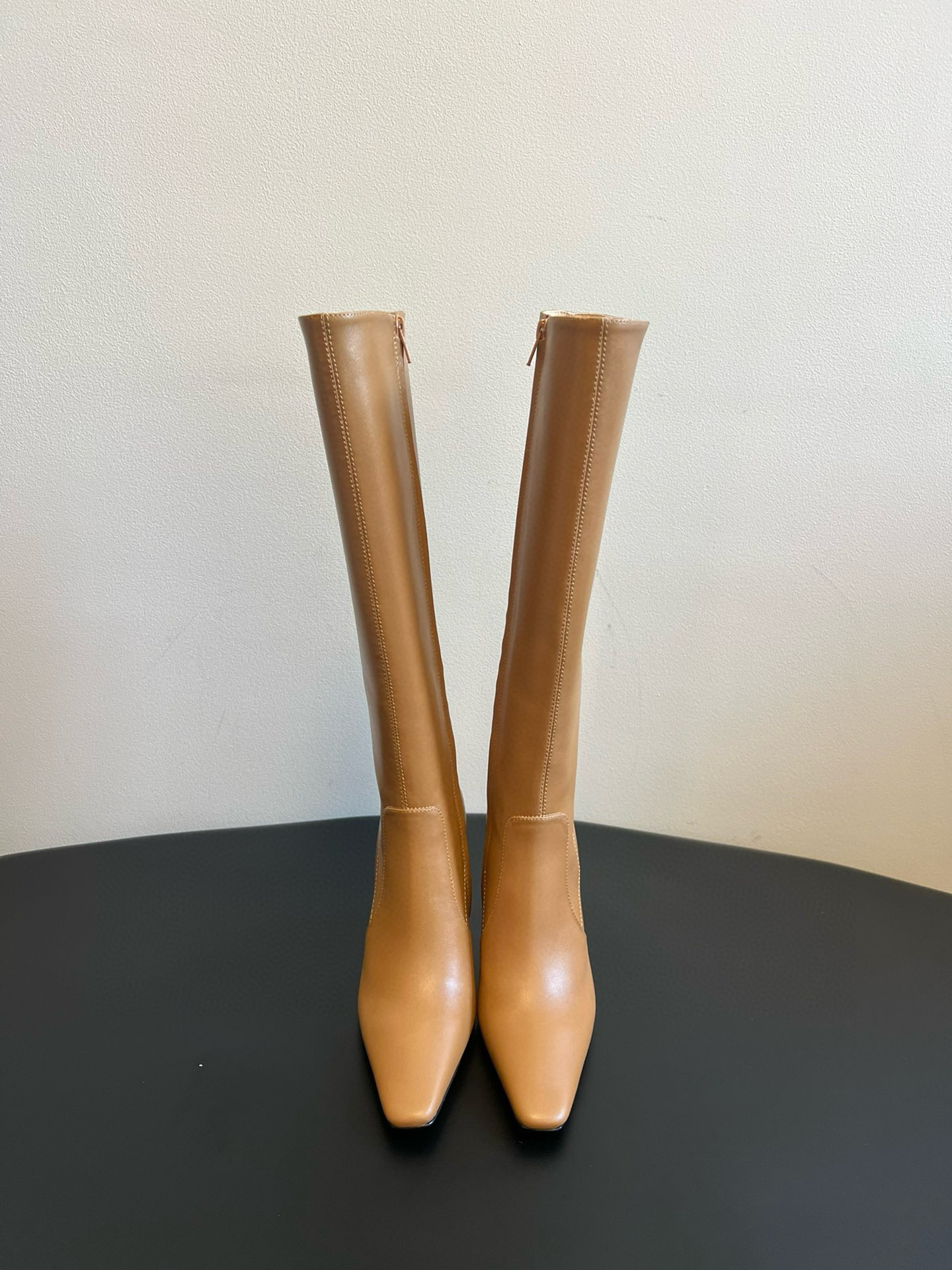 NO:479473,Saint Lauren* Saint Lauren* 25ss autumn and winter new style, side zipper, high heels, high boots. The whole shoe is very simple and elegant. The small square head is more exquisite and fashionable. You can see that the sides of our boots are designed according to the curve of the human leg shape. The feet are very delicate and beautiful, and they are not picky. The legs are elongated. Suitable for various occasions. A must-have item for autumn and winter outfits!  Upper sheepskin/cowhide inner sheepskin outsole leather outsole Size35-40 (40 custom made non-return), boots, saint laurent, saint laurent, boots, cowhide, sheepskin, Leather soles19860909Saint Lauren* 圣罗兰 25ss秋冬新款 侧拉链 高跟 高靴 整个鞋非常的简约大气 小方头更加的精致时髦可以看到我们靴子侧面是按照人体腿型设计出来的弧度 上脚非常秀气好看不挑人 拉长腿型 适合各种场合搭配 秋冬穿搭必备单品！ 鞋面羊皮/牛皮 内里羊皮 大底真皮大底 Size35-40（40 定做不退换）,靴子,saint laurent,saint laurent,boots,cowhide,sheepskin,Leather soles,Women's Shoes