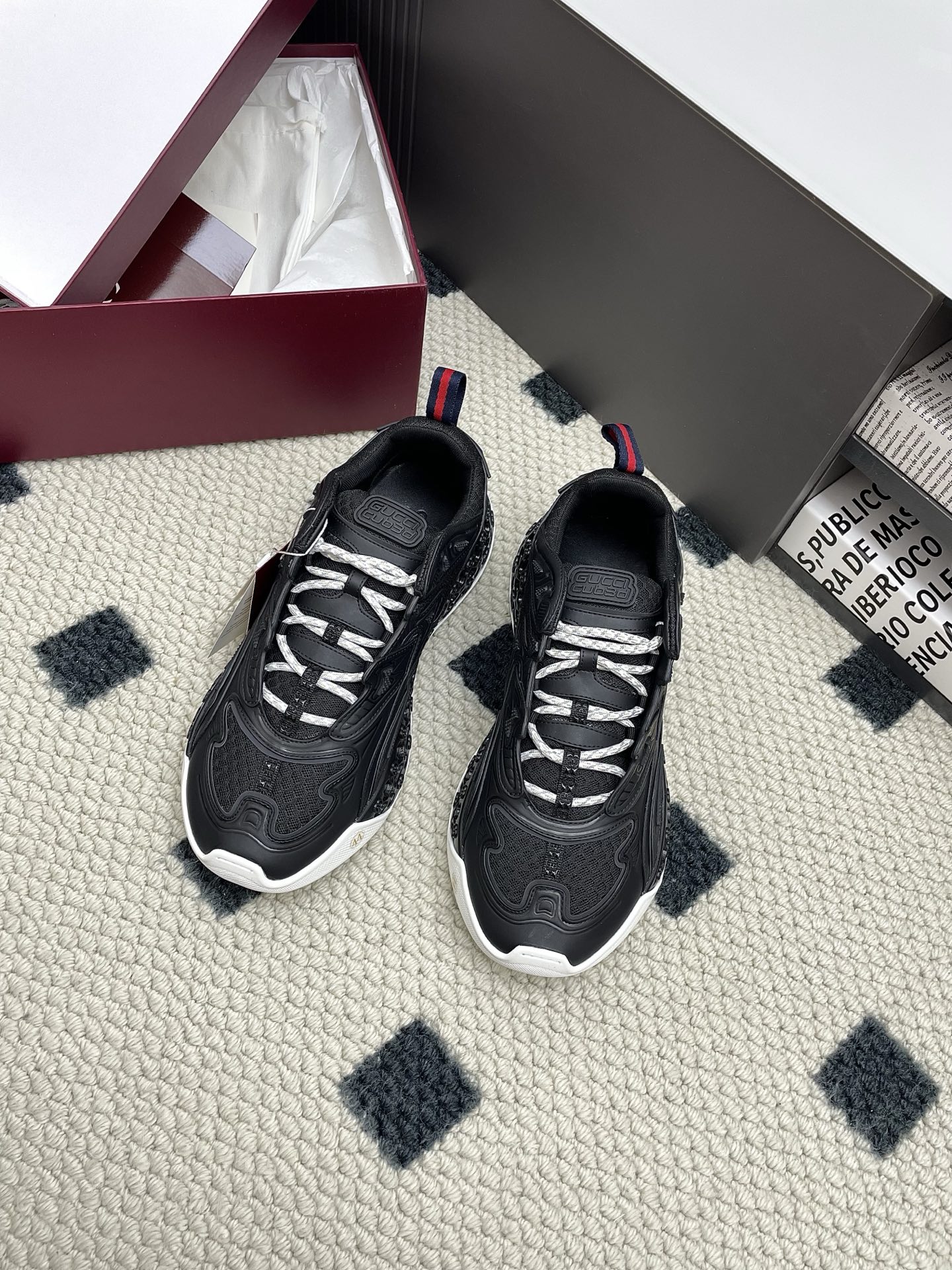 NO:481143,Men's size Gucci Gucci latest cub3d series, thick sole, casual, sports shoes, dad shoes, original purchase and development, making products, 2025 spring and summer series wonderful presentation of new shoes. This Gucci cub3d series sneakers cleverly combine innovative materials and exquisite configurations. The upper is made of sustainable material Demetra and mesh fabric, and the details are presented through high-frequency craftsmanship. The sole is filled with EVA material, the outside is made of TPU, and finally uses 3D interlocking double G pattern to add style to the style. The delivery counter is exquisitely packaged. Fabric: original custom imported cowhide + mesh. Custom imported breathable mesh. Sole original open mold-proof rubber material. Sole thickness 4.5CM Size: 39-46 (45  46 customized), casual shoes/sports shoes, gucci, gucci, sneakers, cowhide19860909男码 Gucci 古驰 最新cub3d系列 厚底 休闲 运动鞋 老爹鞋 原版购入开发 做货 2025春夏系列精彩呈献鞋履新作.这款Gucci cub3d系列运动鞋巧妙结合了创新材质与精致构型.鞋面采用可持续材料Demetra与网眼面料,细节之处经由高频工艺匠心呈现.鞋底内部填充EVA材料,外部采用TPU打造,最后以3D效果互扣式双G图案点睛,为款型平添风采 配送专柜精美包装 面料:原版定制进口牛皮+网面 内里定制进口透气网里 鞋底原版开模防滑橡胶材质 底厚4.5CM Size : 39-46（45 46定做）,休闲鞋/运动鞋,gucci,gucci,sneakers,cowhide,Women's Shoes