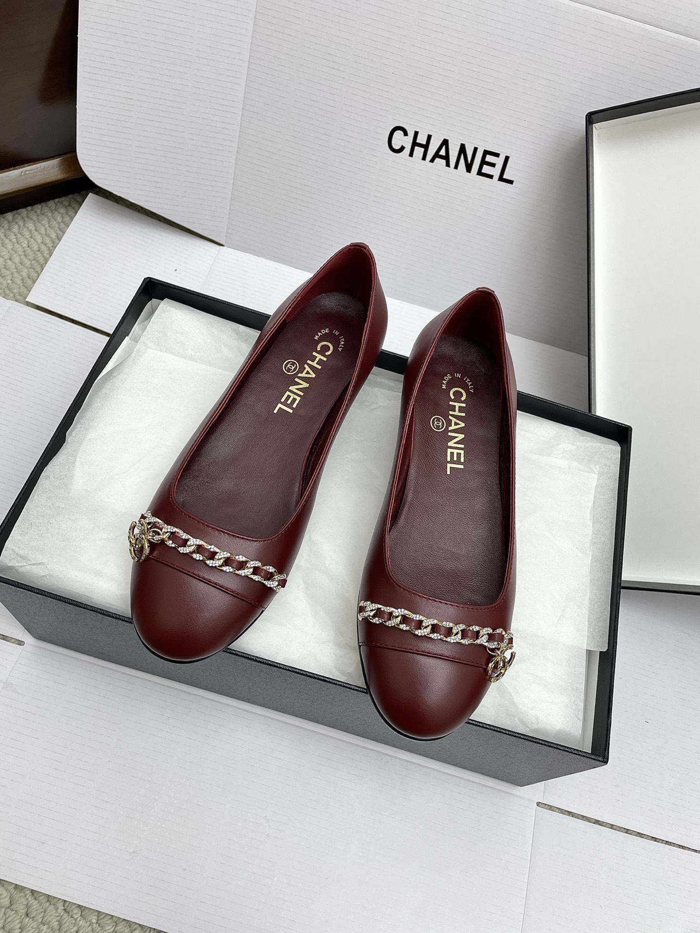 NO:481142,(Aircraft Box 10) Purchase grade Chanel25ss new summer chain shoes, counter quality, one of the must-have classic models every year!  Design More highlight and taste~ All materials are customized according to the original version!  Purchase genuine products to develop. Universal and versatile artifact, summer beach, durable model. Cowhide upper, imported sheepskin with inner lining, imported Italian genuine leather sole, size 35-41 (40 41 custom made, not returned or exchange), ballet shoes, chanel, cowhide, sheepskin, Leather soles19860909(飞机盒10)代购级 chanel25ss夏季新款链条单鞋 专柜品质 每年必入的经典款之一！设计 更加彰显和品味～所有材质都根据原版定制！购入正品开发.万能百搭神器,夏日沙滩,耐造款. 鞋面牛皮 内里进口羊皮 大底意大利进口真皮大底 码数35-41（40 41定做不退换）,芭蕾舞鞋,chanel,cowhide,sheepskin,Leather soles,Women's Shoes