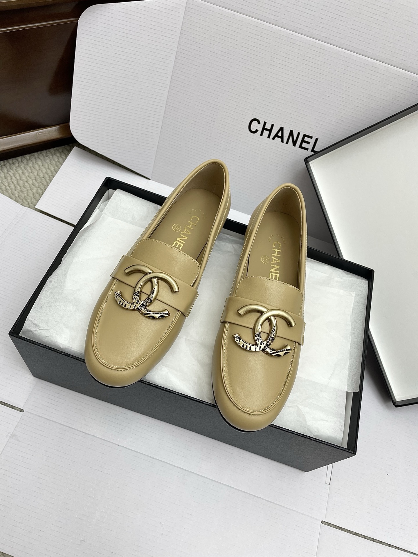 NO:481133,(Aircraft Box 10) Purchase Level Chanel25ss Summer New Double C Copper Buckle Single Shoes Loafers Counter Quality One of the must-have classics every year!  Design More highlight and taste~ All materials are customized according to the original version!  Purchase genuine products to develop. Universal and versatile artifact, summer beach, durable model. Cowhide upper imported sheepskin with inner lining, Italian imported genuine leather outsole. Size 35-41 (40 41 custom made without return or exchange), loafers, chanel, loafers, cowhide, sheepskin, Leather soles19860909(飞机盒10)代购级 chanel25ss夏季新款双C铜扣单鞋 乐福鞋 专柜品质 每年必入的经典款之一！设计 更加彰显和品味～所有材质都根据原版定制！购入正品开发.万能百搭神器,夏日沙滩,耐造款. 鞋面牛皮 内里进口羊皮 大底意大利进口真皮大底 码数35-41（40 41定做不退换）,乐福鞋,chanel,loafers,cowhide,sheepskin,Leather soles,Women's Shoes