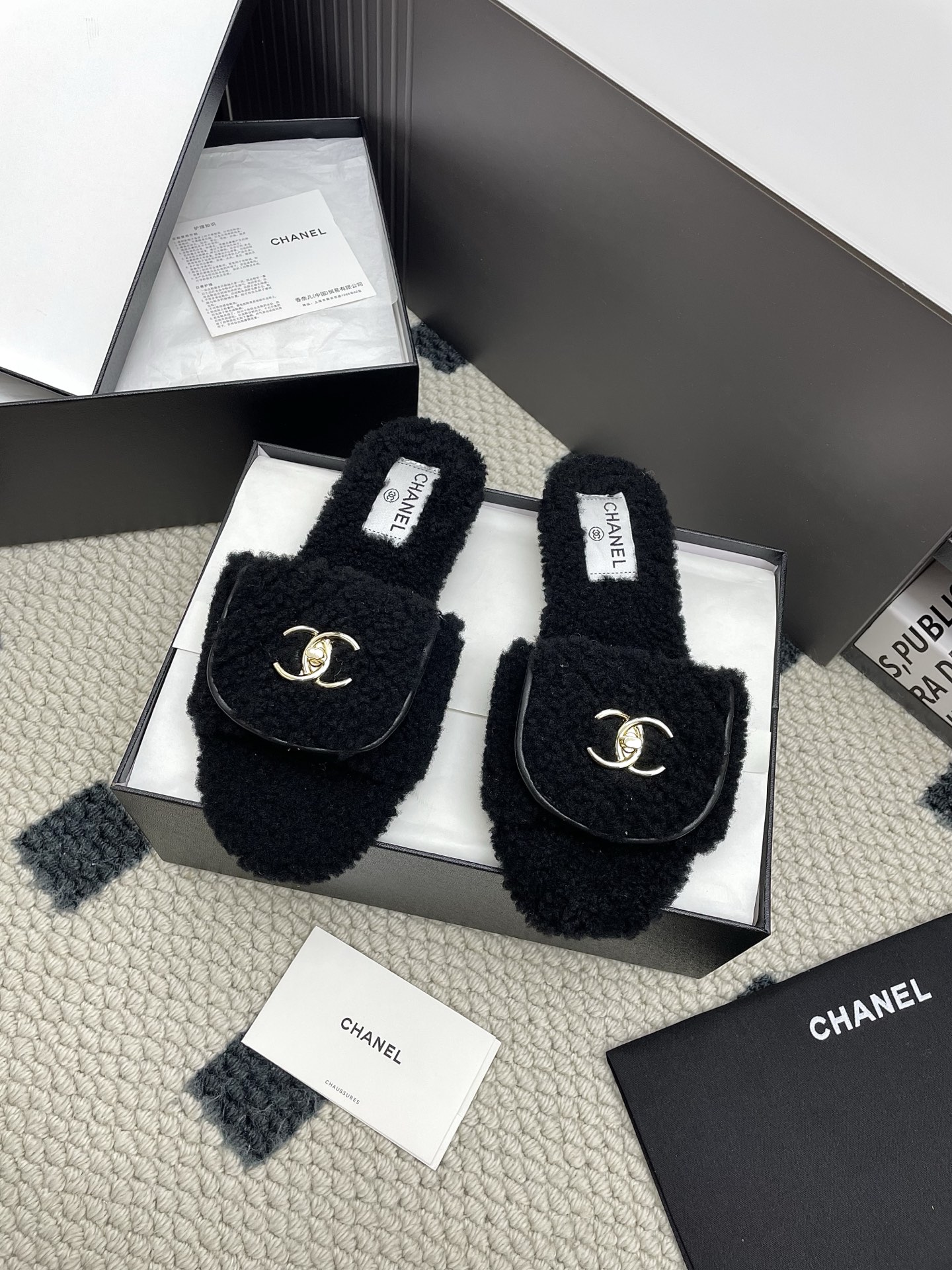 NO:481117,CHANE* Xiaoxiang's new 2025 autumn and winter double C fur slippers 'Wear first' series The walking sheep are so cute and comfortable!  The simple and exquisite style of Xiaoxiang is the best thing for many girls. The wool upper is inlaid with double C logo. It makes people feel refreshed. The feet are beautiful. The upper wool upper wool footbed wool. The sole is genuine leather soles. Size35-39 (customized on 40/41), fur shoes and slippers, chanel, slippers, Leather soles19860909CHANE* 小香2025秋冬新款双C毛毛拖鞋 “抢先穿”系列 行走的羊咩咩毛茸茸的实在是太可爱太舒服啦！简洁、精美风格的小香是很多女孩的心头好羊毛鞋面镶嵌双C大logo 让人耳目一新的感觉 上脚美炸 鞋面羊毛 垫脚羊毛 大底真皮大底 Size35-39（40/41定制）,毛毛鞋拖鞋,chanel,slippers,Leather soles,Women's Shoes