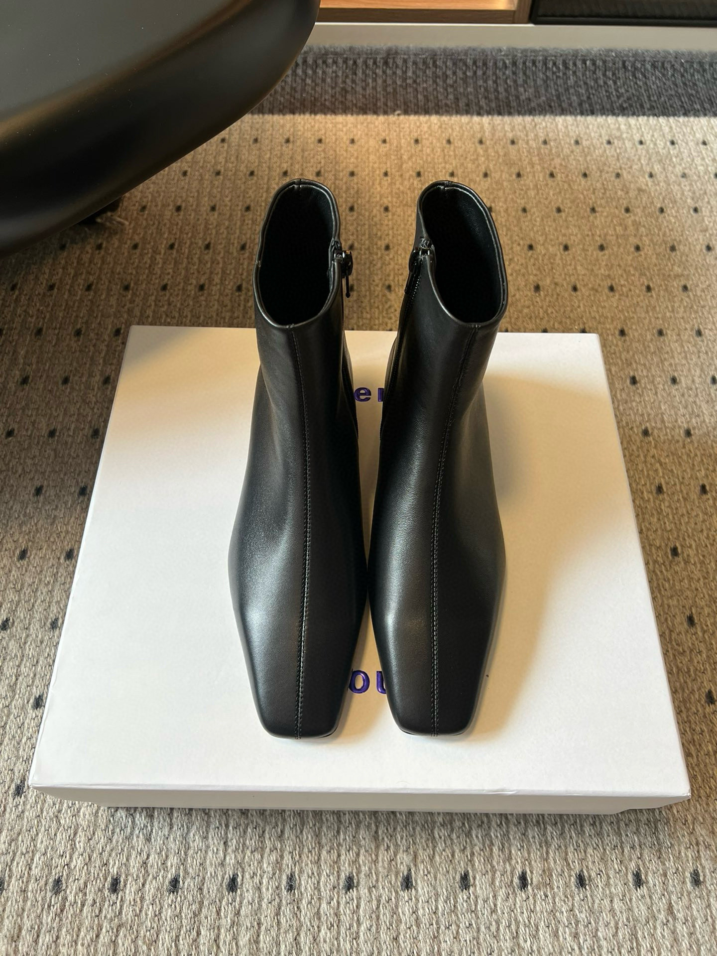 NO:481109,PROENZ* SCHOULER New short boots are made of leather material, the touch is soft but has a bone-like texture, the car line is fine and regular, and even the heel curve has been repeatedly debugged. Every detail says that 'high-end is a kind of inertia' is the same as fashion magazines, and it is the gene of 'fashion shoes'. When you wear it, you are walking outfit template. PROENZA SCHOULER Use a pair of black boots to break the mediocre label of 'basic style'. No matter how cool the boots are or the simplicity of the short boots are, they are the password to make the outfit 'to the next level'. Upper cowhide inner sheepskin, big soles size35-39 (40 customization, no return or exchange), boots, boots, cowhide, sheepskin, Leather soles19860909PROENZ* SCHOULER 新款短靴 皮革选料讲究,触摸是柔软却有筋骨的质感,车线细密规整,连鞋跟弧度都经过反复调试,每处细节都在说“高级是种惯性”和时尚杂志同框,更是把「时装鞋履」的基因拉满,穿上它,你就是行走的穿搭范本,PROENZA SCHOULER 用一双黑靴,打破“基础款”的平庸标签不管长靴的飒、短靴的简,都是让穿搭「更上一层楼」的密码 鞋面牛皮 内里羊皮 大底真皮大底 size35-39（40定制不退换）,靴子,boots,cowhide,sheepskin,Leather soles,Women's Shoes