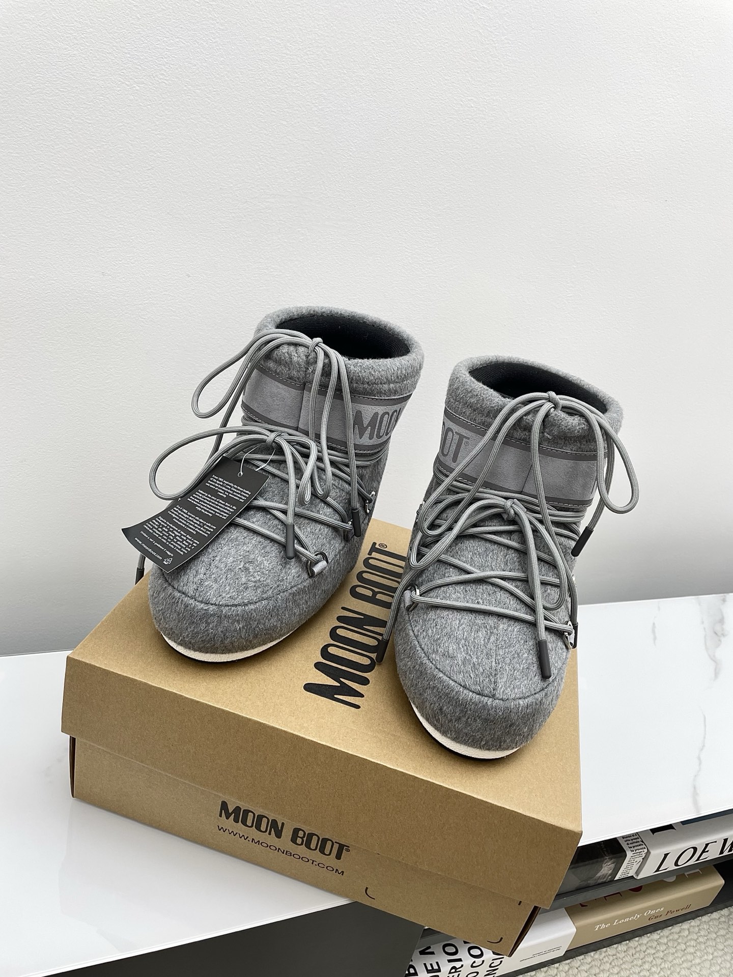 NO:489101,Moon Boot2025vs autumn and winter popular snow boots ugly cute moon snow boots Forget UGG, fashionable people are wearing Moon Boot snow boots If you can't accept the revival of UGG, now there is a more alternative snow boot that has been back, with an inner height of 4 cm, that is Moon Boot moon boots have been very popular in the millennium, and celebrities such as paris hilton and victoria beckham often wore it. Now the Y2K trend is popular again, and the same QQ show out the same style of Piyou, the ugly cute snow boots that are shown by ten thousand people have turned red again, regardless of men or women, looking at the giant giant, it looks slim and warm and easy to wear... Fabric: Original customization/cowhide/high mercerized tarp inner lining: Original silk cotton inner lining: Original silk cotton inner lining:  Original open mold dual-color non-slip large sole, bottom thickness: 4cm (including internal increase) Number of codes: 35-40 (customized for 41.42.43), snow boots, boots, cowhide19860909Moon Boot2025vs秋冬季爆款雪地靴丑萌月亮雪地靴 忘了UGG吧,时髦人都在穿Moon Boot雪地靴 如果你难以接受UGG的复兴 那现在有一款更另类的雪地靴又杀回来了,内增高4 cm 那就是Moon Boot月亮靴 在千禧年就已经非常火了 当年paris hilton、victoria beckham  等名人经常穿它,如今Y2K风潮再次流行,痞幼同款QQ秀穿搭,万人大秀的丑萌雪地靴重新翻红,不分男女不分左右,看着巨无霸巨显瘦还暖和好穿…… 面料: 原版定制/牛皮/高丝光防水布 内里: 原版丝绵内胆 垫脚: 原版丝绵内胆 大底: 原版开模双色防滑大底 底厚:4cm（含内增高） 码数:35-40（41.42.43定制）,雪地靴,boots,cowhide,Women's Shoes