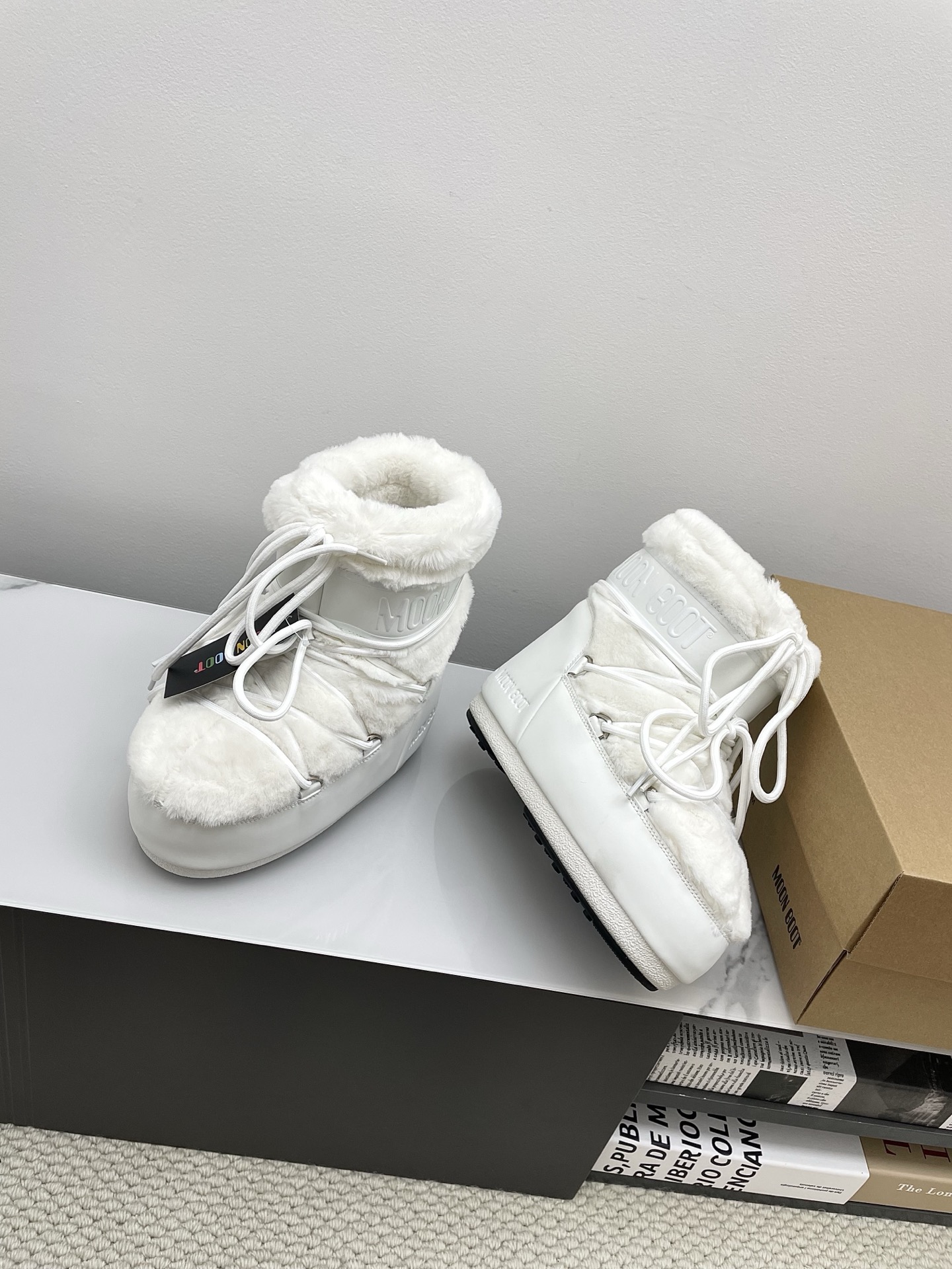 NO:489108,Moon Boot2025vs autumn and winter popular snow boots ugly cute moon snow boots Forget UGG, fashionable people are wearing Moon Boot snow boots If you can't accept the revival of UGG, now there is a more alternative snow boot that has been back, with an inner height of 4 cm, that is Moon Boot moon boots have been very popular in the millennium, and celebrities such as paris hilton and victoria beckham often wore it. Now the Y2K trend is popular again, and the same QQ show out the same style of Piyou, the ugly cute snow boots that are shown by ten thousand people have turned red again, regardless of men or women, looking at the giant giant, it looks slim and warm and easy to wear... Fabric: Original customization/cowhide/high mercerized tarp inner lining: Original silk cotton inner lining: Original silk cotton inner lining:  Original open mold dual-color non-slip large sole, bottom thickness: 4cm (including internal increase) Number of codes: 35-40 (customized for 41.42.43), snow boots, boots, cowhide19860909Moon Boot2025vs秋冬季爆款雪地靴丑萌月亮雪地靴 忘了UGG吧,时髦人都在穿Moon Boot雪地靴 如果你难以接受UGG的复兴 那现在有一款更另类的雪地靴又杀回来了,内增高4 cm 那就是Moon Boot月亮靴 在千禧年就已经非常火了 当年paris hilton、victoria beckham  等名人经常穿它,如今Y2K风潮再次流行,痞幼同款QQ秀穿搭,万人大秀的丑萌雪地靴重新翻红,不分男女不分左右,看着巨无霸巨显瘦还暖和好穿…… 面料: 原版定制/牛皮/高丝光防水布 内里: 原版丝绵内胆 垫脚: 原版丝绵内胆 大底: 原版开模双色防滑大底 底厚:4cm（含内增高） 码数:35-40（41.42.43定制）,雪地靴,boots,cowhide,Women's Shoes