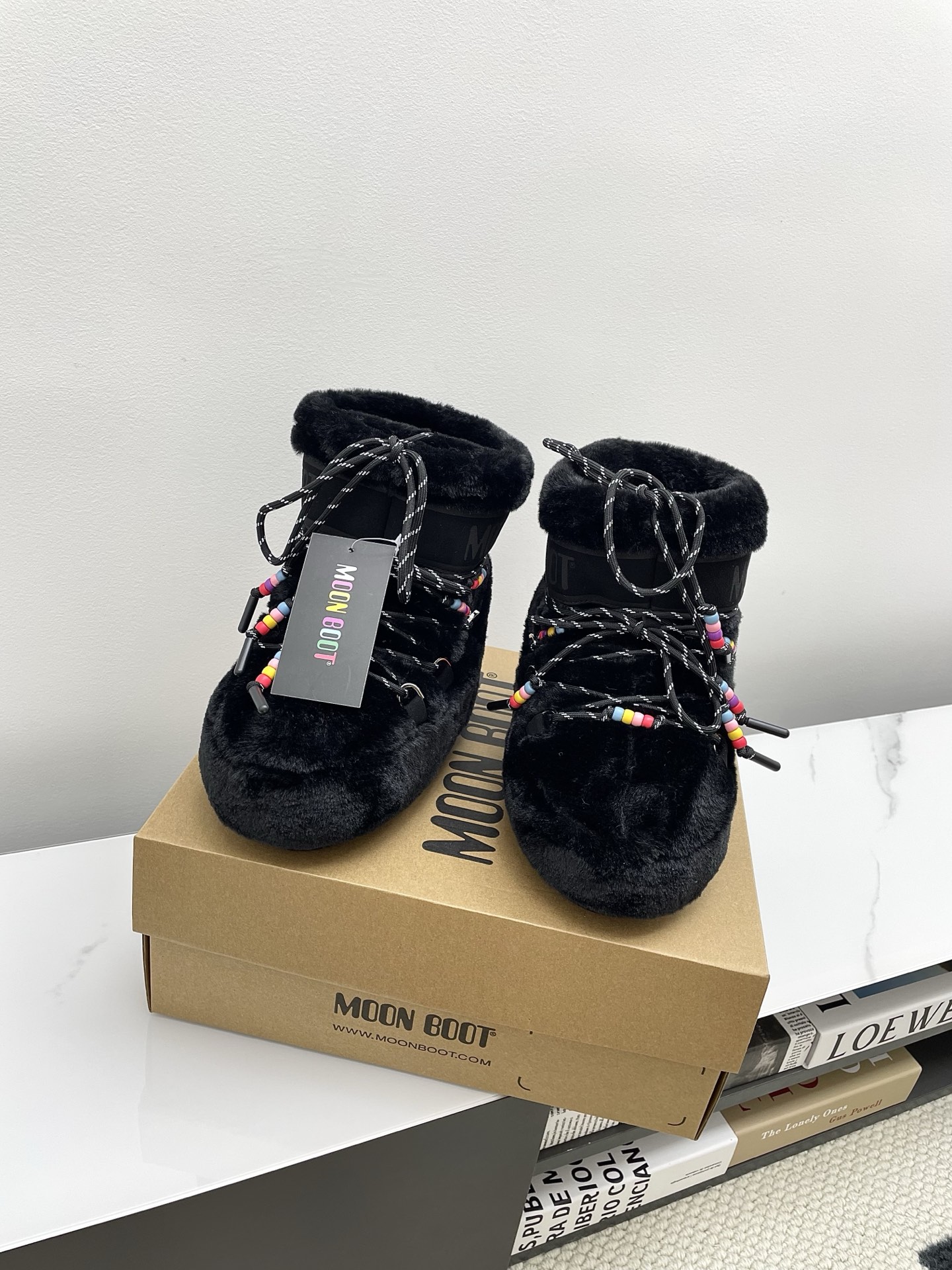 NO:489079,Moon Boot2025vs autumn and winter popular snow boots ugly cute moon snow boots Forget UGG, fashionable people are wearing Moon Boot snow boots If you can't accept the revival of UGG, now there is a more alternative snow boot that has been back, with an inner height of 4 cm, that is Moon Boot moon boots have been very popular in the millennium, and celebrities such as paris hilton and victoria beckham often wore it. Now the Y2K trend is popular again, and the same QQ show out the same style of Piyou, the ugly cute snow boots that are shown by ten thousand people have turned red again, regardless of men or women, looking at the giant giant, it looks slim and warm and easy to wear... Fabric: Original customization/cowhide/high mercerized tarp inner lining: Original silk cotton inner lining: Original silk cotton inner lining:  Original open mold dual-color non-slip large sole, bottom thickness: 4cm (including internal increase) Number of codes: 35-40 (customized for 41.42.43), snow boots, boots, cowhide19860909Moon Boot2025vs秋冬季爆款雪地靴丑萌月亮雪地靴 忘了UGG吧,时髦人都在穿Moon Boot雪地靴 如果你难以接受UGG的复兴 那现在有一款更另类的雪地靴又杀回来了,内增高4 cm 那就是Moon Boot月亮靴 在千禧年就已经非常火了 当年paris hilton、victoria beckham  等名人经常穿它,如今Y2K风潮再次流行,痞幼同款QQ秀穿搭,万人大秀的丑萌雪地靴重新翻红,不分男女不分左右,看着巨无霸巨显瘦还暖和好穿…… 面料: 原版定制/牛皮/高丝光防水布 内里: 原版丝绵内胆 垫脚: 原版丝绵内胆 大底: 原版开模双色防滑大底 底厚:4cm（含内增高） 码数:35-40（41.42.43定制）,雪地靴,boots,cowhide,Women's Shoes