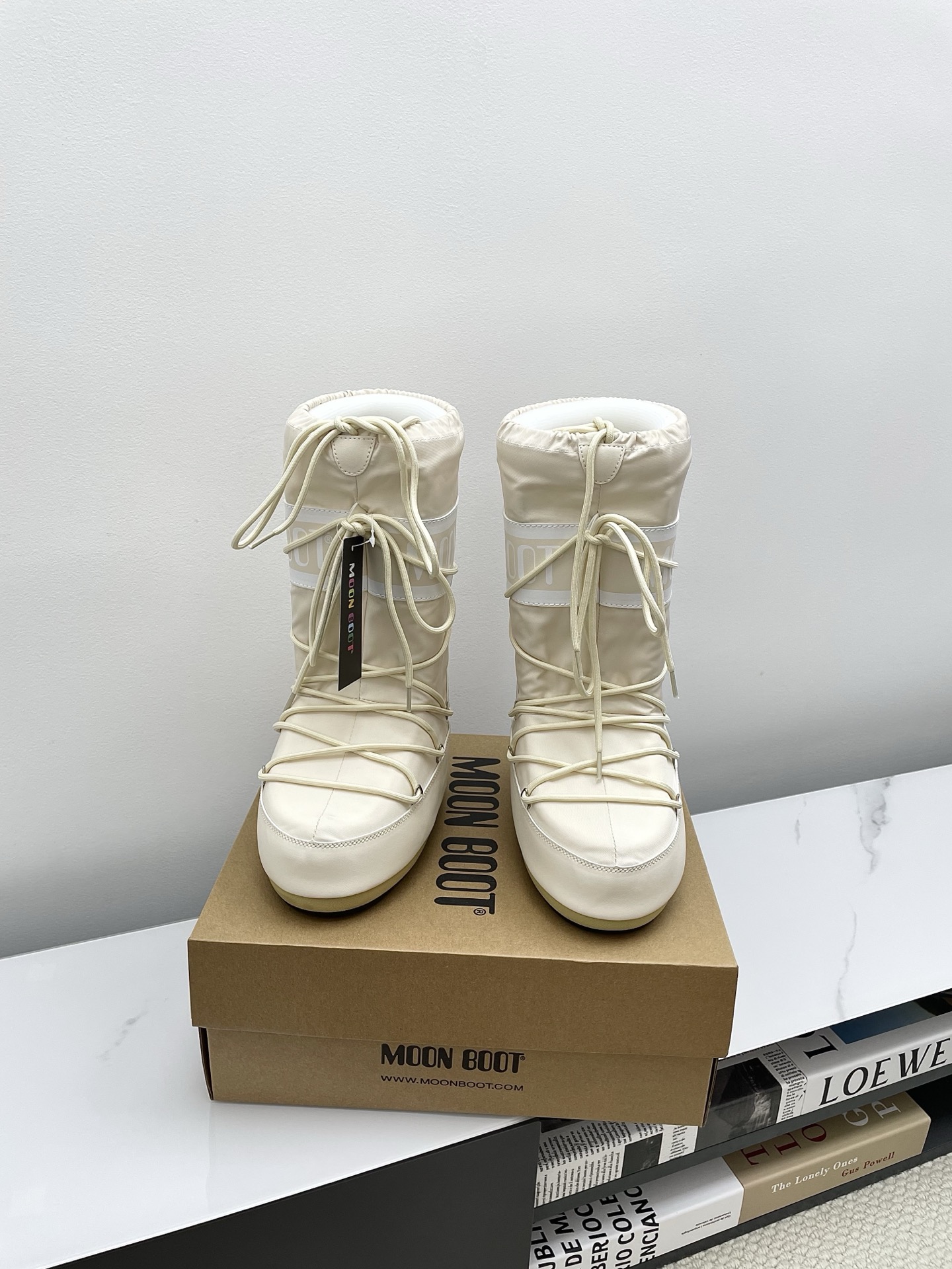 NO:489086,Moon Boot2025vs autumn and winter popular snow boots ugly cute moon snow boots Forget UGG, fashionable people are wearing Moon Boot snow boots If you can't accept the revival of UGG, now there is a more alternative snow boot that has been back, with an inner height of 4 cm, that is Moon Boot moon boots have been very popular in the millennium, and celebrities such as paris hilton and victoria beckham often wore it. Now the Y2K trend is popular again, and the same QQ show out the same style of Piyou, the ugly cute snow boots that are shown by ten thousand people have turned red again, regardless of men or women, looking at the giant giant, it looks slim and warm and easy to wear... Fabric: Original customization/cowhide/high mercerized tarp inner lining: Original silk cotton inner lining: Original silk cotton inner lining:  Original open mold dual-color non-slip large sole, bottom thickness: 4cm (including internal increase) Number of codes: 35-40 (customized for 41.42.43), snow boots, boots, cowhide19860909Moon Boot2025vs秋冬季爆款雪地靴丑萌月亮雪地靴 忘了UGG吧,时髦人都在穿Moon Boot雪地靴 如果你难以接受UGG的复兴 那现在有一款更另类的雪地靴又杀回来了,内增高4 cm 那就是Moon Boot月亮靴 在千禧年就已经非常火了 当年paris hilton、victoria beckham  等名人经常穿它,如今Y2K风潮再次流行,痞幼同款QQ秀穿搭,万人大秀的丑萌雪地靴重新翻红,不分男女不分左右,看着巨无霸巨显瘦还暖和好穿…… 面料: 原版定制/牛皮/高丝光防水布 内里: 原版丝绵内胆 垫脚: 原版丝绵内胆 大底: 原版开模双色防滑大底 底厚:4cm（含内增高） 码数:35-40（41.42.43定制）,雪地靴,boots,cowhide,Women's Shoes