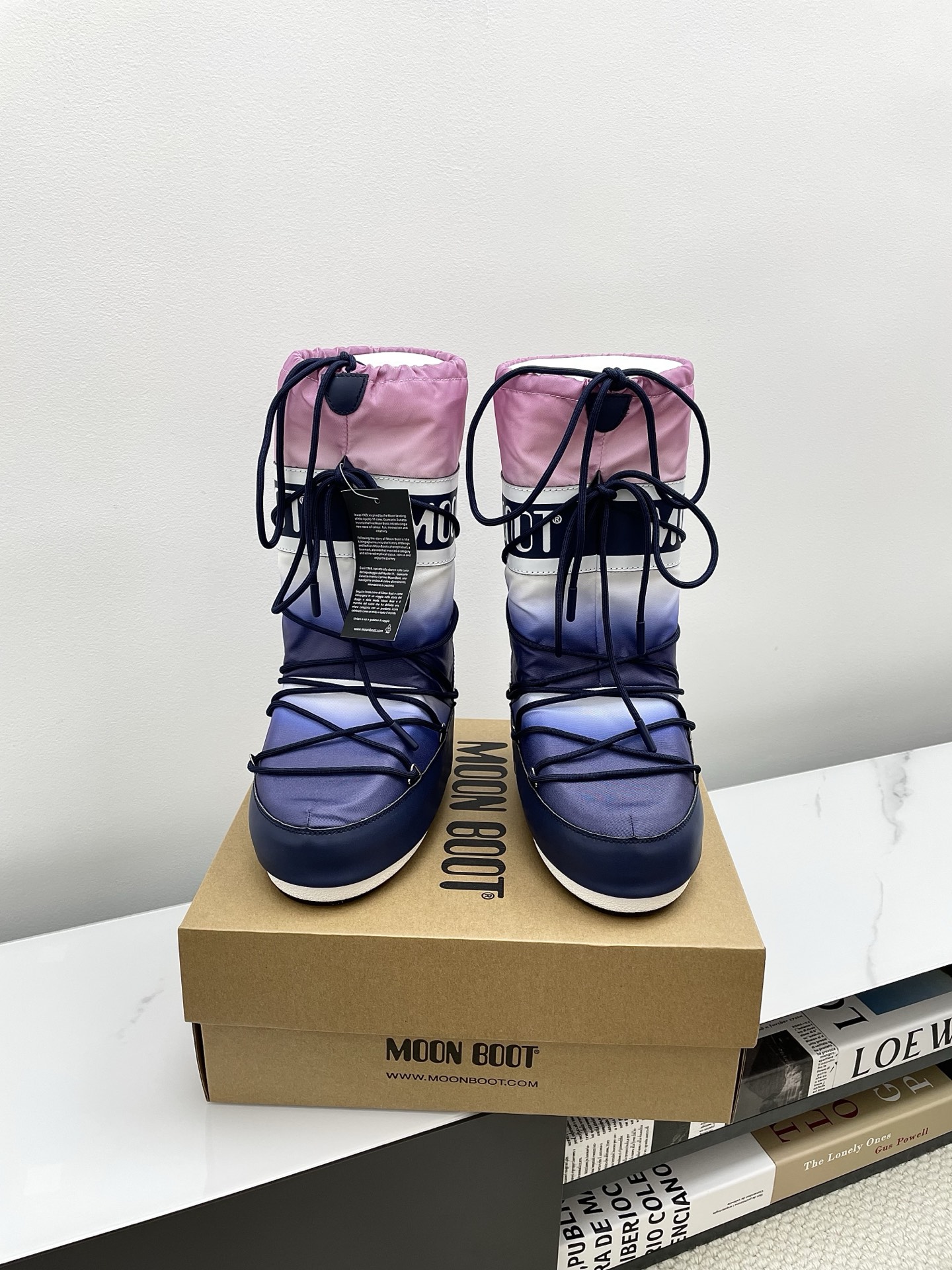 NO:489093,Moon Boot2025vs autumn and winter popular snow boots ugly cute moon snow boots Forget UGG, fashionable people are wearing Moon Boot snow boots If you can't accept the revival of UGG, now there is a more alternative snow boot that has been back, with an inner height of 4 cm, that is Moon Boot moon boots have been very popular in the millennium, and celebrities such as paris hilton and victoria beckham often wore it. Now the Y2K trend is popular again, and the same QQ show out the same style of Piyou, the ugly cute snow boots that are shown by ten thousand people have turned red again, regardless of men or women, looking at the giant giant, it looks slim and warm and easy to wear... Fabric: Original customization/cowhide/high mercerized tarp inner lining: Original silk cotton inner lining: Original silk cotton inner lining:  Original open mold dual-color non-slip large sole, bottom thickness: 4cm (including internal increase) Number of codes: 35-40 (customized for 41.42.43), snow boots, boots, cowhide19860909Moon Boot2025vs秋冬季爆款雪地靴丑萌月亮雪地靴 忘了UGG吧,时髦人都在穿Moon Boot雪地靴 如果你难以接受UGG的复兴 那现在有一款更另类的雪地靴又杀回来了,内增高4 cm 那就是Moon Boot月亮靴 在千禧年就已经非常火了 当年paris hilton、victoria beckham  等名人经常穿它,如今Y2K风潮再次流行,痞幼同款QQ秀穿搭,万人大秀的丑萌雪地靴重新翻红,不分男女不分左右,看着巨无霸巨显瘦还暖和好穿…… 面料: 原版定制/牛皮/高丝光防水布 内里: 原版丝绵内胆 垫脚: 原版丝绵内胆 大底: 原版开模双色防滑大底 底厚:4cm（含内增高） 码数:35-40（41.42.43定制）,雪地靴,boots,cowhide,Women's Shoes