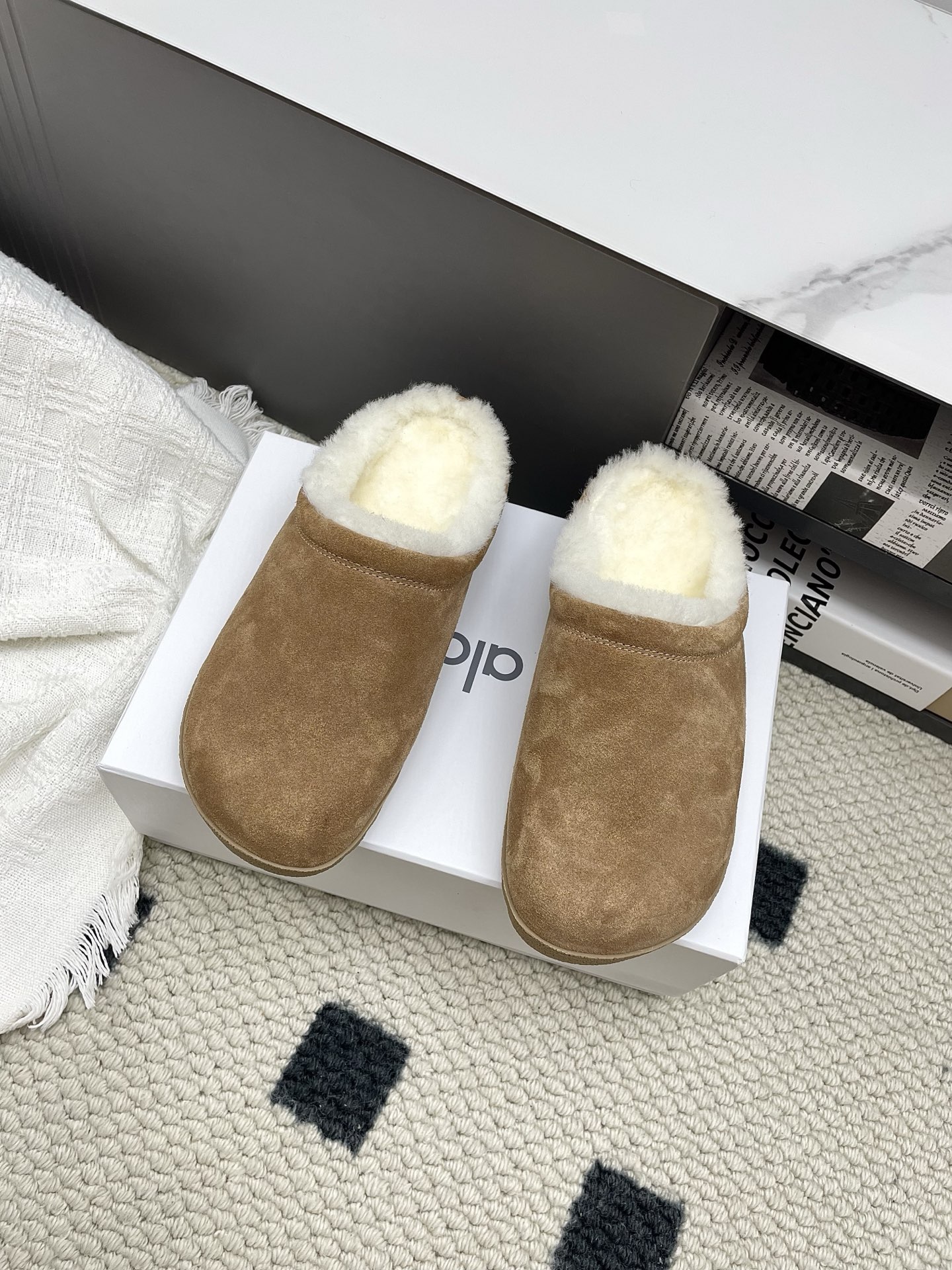 NO:351558,alo 2025 autumn and winter new Boken wool slippers, which are so cute and fashionable, with long legs that are unique, surprisingly warm, really makes me unable to extricate myself, so cute~ The furry wool is made of European imported A-grade wool, upper beef velvet, inner wool, original outsole, wear-resistant and non-slip size 35-41 (40 41 custom made, no return or replacement),, slippers19860909alo 2025秋冬新款博肯羊毛拖鞋 巨显可爱和时髦,拉长腿一绝,出奇的暖和真的是让我无法自拔真太可爱了～ 毛茸茸的羊毛是选用欧洲进口A级羊毛 鞋面牛反绒 内里羊毛 大底原版大底耐磨防滑 码数35-41（40 41定做不退不换）,,slippers,Men's shoes