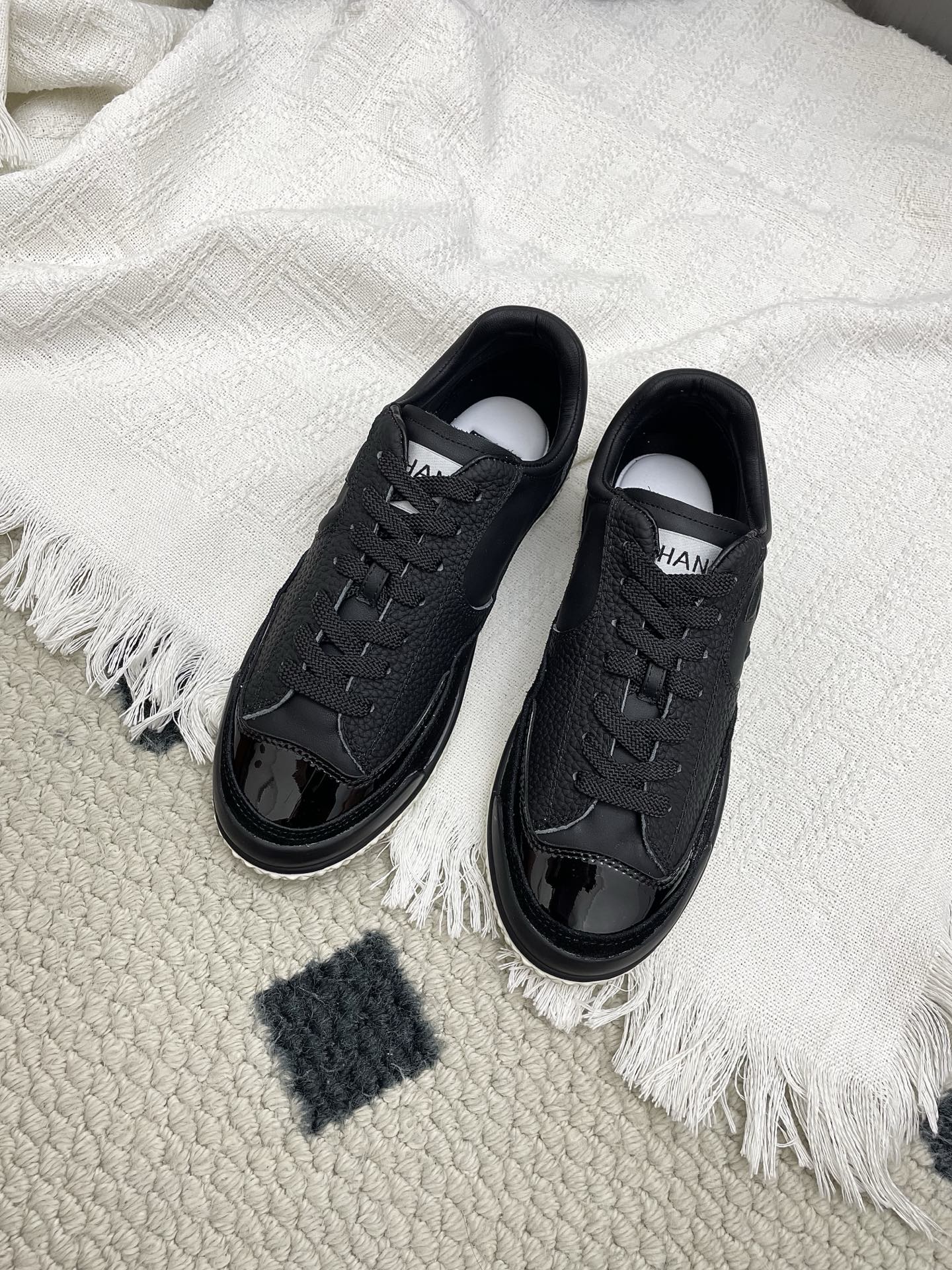 NO:560142,British style panda shoes, sneakers, Xiaoxiang C's new early autumn moral training shoes, baseball shoes, which have really become popular recently. I was amazed as soon as I put them on my feet. The comfort is simply amazing. They are very delicate, both beautiful and comfortable. They are also very versatile. You can easily walk ten or twenty thousand steps without any pressure. They feel light and breathable. The classic black and white color combination is really the god of spring and summer wear. You can't go wrong with any clothes in daily life. You can mix and match them beautifully.  Customized upper, original full-grain cowhide, brushed wool, lining, sheepskin, molded outsole, size 35-41, 40, 41, customized, non-returnable, casual shoes/sports shoes, chanel, sneakers, cowhide, sheepskin19860909英伦风熊猫鞋 运动鞋 小香C家 早秋新款德训鞋 棒球鞋 最近真的火出圈啦 一上脚就被惊艳到了 舒适度简直绝了 非常秀气 美貌与舒适并存 还特别百搭 穿上轻松暴走一两万步没压力 脚感轻盈且透气 经典的黑白配色 真的是春夏穿搭的神 日常不管搭配什么衣服都不会出错 随意混搭也能美美的 鞋面定制原版全粒面牛皮牛磨砂毛呢 内里羊皮 鞋底开模成型大底 码数35-41 40 41定制不退换,休闲鞋/运动鞋,chanel,sneakers,cowhide,sheepskin,Women's Shoes