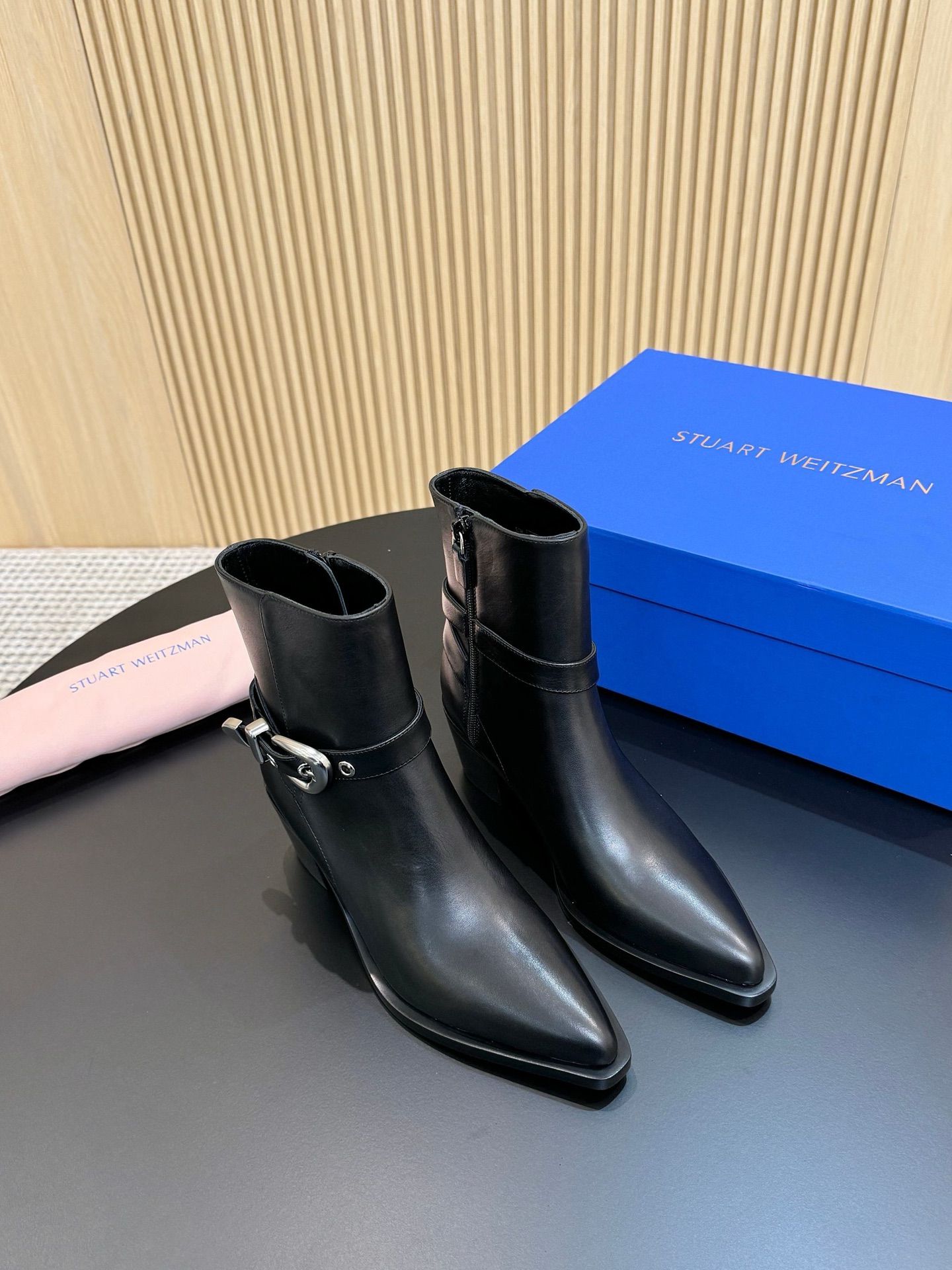 NO:544021,Calfskin, cattle back velvet purchasing level, 25SW counter synchronously promotes belt buckle side zipper knight boots, original mold opening 1:1 ingeniously crafted, classic last, extremely high restoration, side zipper design, easy to put on and take off. This casual and avant-garde knee-length boot is a trendy and fashionable item for you to create a winter look!  Customized fabric original color mercerized beef velvet/calf leather inner sheepskin large sole rubber open mold film combination heel height 6cm yards 35-40 (40 customized), boots, stuart weitzman, boots, cowhide, sheepskin19860909小牛皮 牛反绒代购级别 25SW专柜同步主推款皮带扣侧拉链骑士靴 原版开模1:1匠心打造,经典楦型,还原度极高,侧面拉链设计,方便穿脱 这款随性前卫的及膝靴是您打造冬季造型的潮流时尚单品！面料定制原版色丝光牛反绒/小牛皮 内里羊皮里 大底橡胶开模底片组合 跟高6cm 码数35-40(40定做),靴子,stuart weitzman,boots,cowhide,sheepskin,Women's Shoes