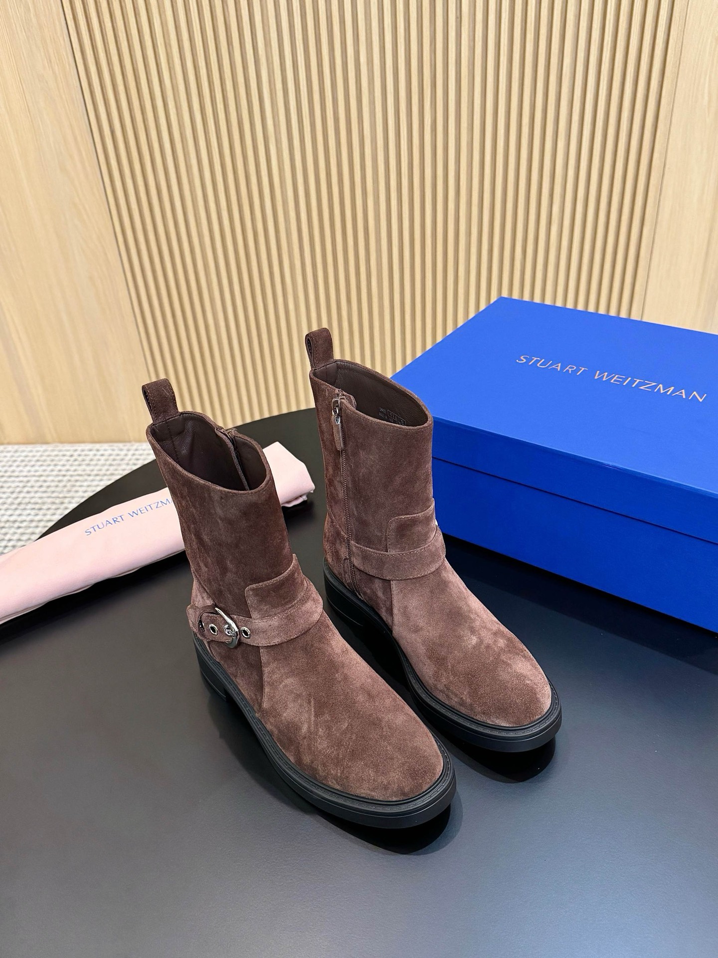 NO:544024,Calfskin, cattle back velvet purchasing level, 25SW counter synchronously promotes belt buckle side zipper knight boots, original mold opening 1:1 ingeniously crafted, classic last, extremely high restoration, side zipper design, easy to put on and take off. This casual and avant-garde knee-length boot is a trendy and fashionable item for you to create a winter look!  Customized fabric original color mercerized beef reverse velvet/calf leather inner sheepskin large sole private model IP large sole size 35-40 (40 customized), boots, stuart weitzman, boots, cowhide, sheepskin19860909小牛皮 牛反绒代购级别 25SW专柜同步主推款皮带扣侧拉链骑士靴 原版开模1:1匠心打造,经典楦型,还原度极高,侧面拉链设计,方便穿脱 这款随性前卫的及膝靴是您打造冬季造型的潮流时尚单品！ 面料定制原版色丝光牛反绒/小牛皮 内里羊皮里 大底私模IP大底 码数35-40(40定做),靴子,stuart weitzman,boots,cowhide,sheepskin,Women's Shoes