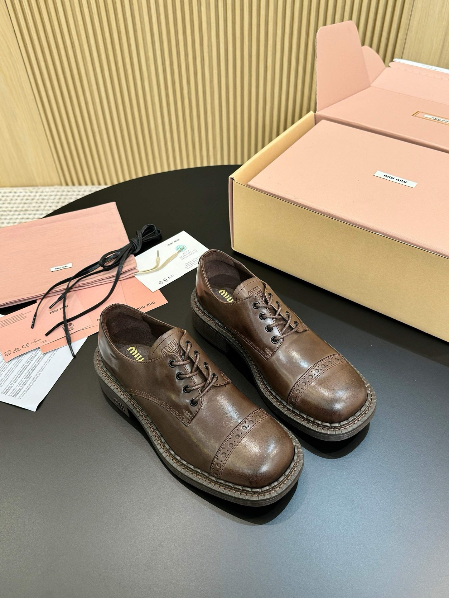 NO:544018,(Other pair of flat shoelaces) Miu Mi* 25ss New derby shoes for early autumn. Play with the retro trend of text. Miu Miu is new in autumn and winter. The oil wax leather is also very suitable for autumn. It is a small British style. The old lace-up style is very comfortable to wear. The detailed design stands out among the many loafers. The overall shoe shape is smooth and delicate, not heavy at all, and the feel is quite good. When you go out casually, Miu Miu's brown lace-up loafers are very suitable. Paired with jeans, it is casual and fashionable. The small details of the shoelaces add a bit of unruly to the overall shape. Walking on the street, you are the focus of trend. Fabric cowhide inner cowhide, outsole rubber sole Size35-41 (40.41 custom-made, non-return and exchange), loafers, miumiu, loafers, jeans, cowhide19860909(多配一副扁鞋带)Miu Mi* 25ss 早秋新款德比鞋 玩转文字复古潮 Miu Miu秋冬上新啦,油蜡皮也是和秋天非常搭,小小英伦风,绑带做旧款德训上脚很舒服,细节的设计在一众乐福鞋中脱颖而出 整体鞋型圆滑秀气,一点也不笨重,脚感相当好 休闲出街时,miu miu的棕色系带乐福鞋就很合适.与牛仔裤搭配,随性又不失时尚感.鞋带的小细节,为整体造型增添几分不羁,漫步街头,你就是潮流焦点 面料牛皮 内里牛皮 大底橡胶大底 Size35-41（40.41定制不退换）,乐福鞋,miumiu,loafers,jeans,cowhide,Women's Shoes