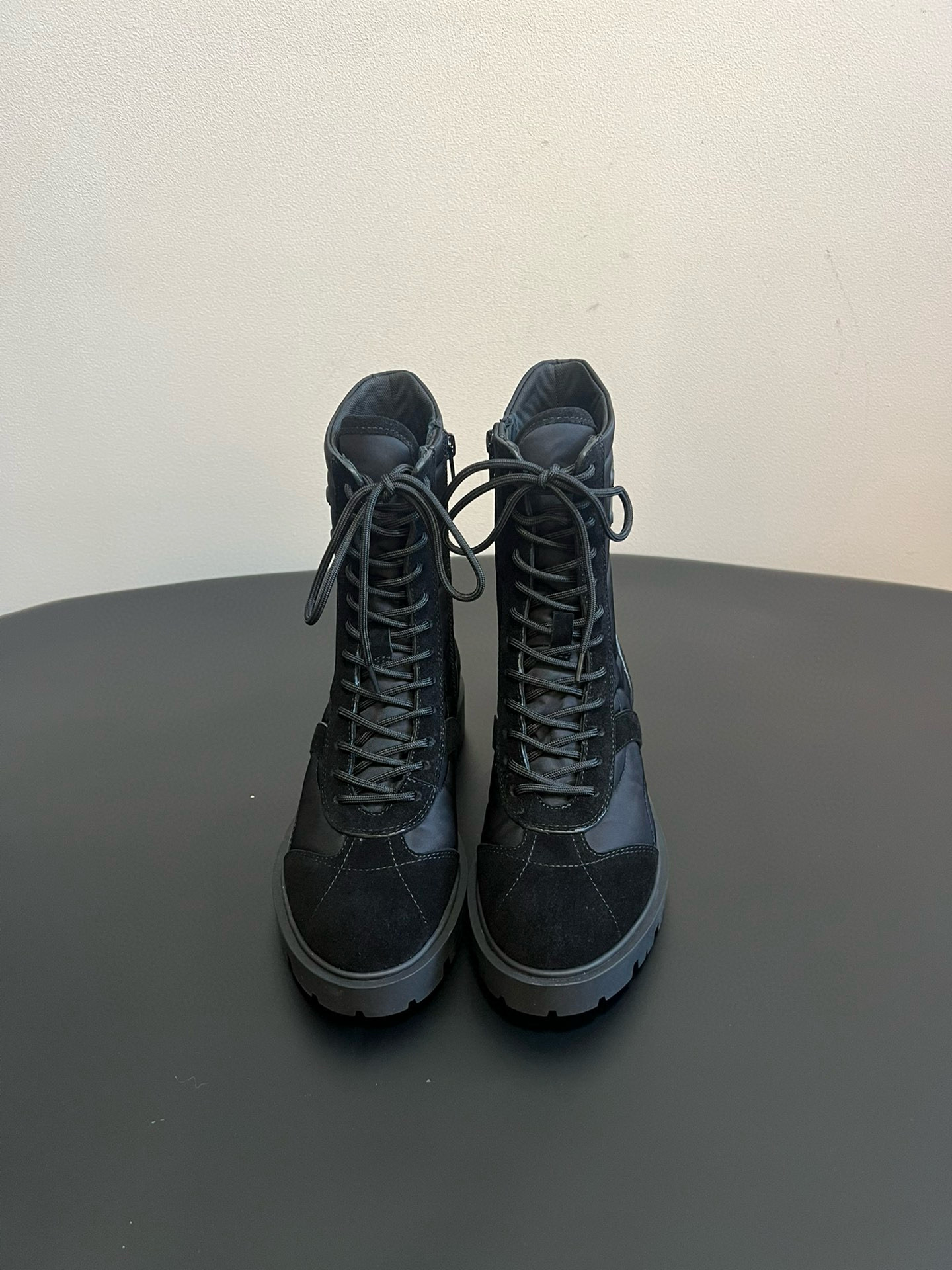 NO:544012,Celin* New autumn and winter Margaret Martin boots, mid-tube boots, adjustable shoelaces, can fit different foot shapes; thick sole design, which has the effect of increasing height and modifying leg shapes, making the leg lines look more slender. Rubber sole, strong grip and wear-resistant, comfortable and versatile in daily wear. Whether it is black or khaki, it can be matched with short dresses, such as black velvet skirts and floral skirts, and a denim jacket on the outside to achieve a sweet and cool style collision. Upper ox backline/down cloth inner cotton lining, original open-soled sole Size35~40 (40 custom-made, non-return and exchange), boots, celine, boots, skirts, jackets & coats, down jacket19860909Celin* 秋冬新品玛格丽特马丁靴 中筒靴型,鞋带可调节,能贴合不同脚型；厚底设计,兼具增高与修饰腿型的效果,让腿部线条更显纤细.橡胶大底,抓地力强且耐磨,日常穿着舒适又百搭. 无论是黑色还是卡其色,都能与短款连衣裙,如黑色丝绒裙、碎花裙搭配,外搭一件牛仔外套,实现甜与酷的风格碰撞. 鞋面牛反线/羽绒布 内里绵里 大底原版开模大底 Size35~40（40定制不退换）,靴子,celine,boots,skirts,jackets & coats,down jacket,Women's Shoes