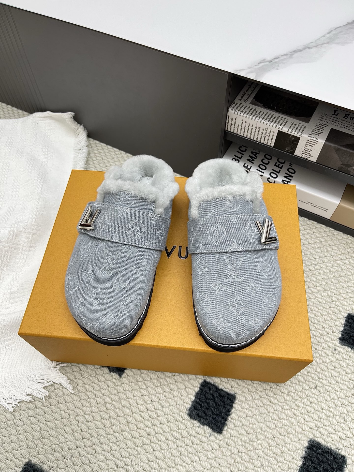 NO:544009,Women's men's LV Louis Vuitton L Home Donkey Brand Latest Easy Series Birkenton Baotou Thick Sole Fleece Slippers Original Purchase and Development Made This model LV Easy sandals are made of suede cowhide leather, showing the trend with Monogram pattern. LV letters illuminate the adjustable strap, tough insole and miniature outsole to achieve lightness and comfort experience. Delivery counter exquisite packaging Fabric: Original custom imported top layer cowhide Inner: Original custom warm wool lining Outsole: Original open mold rubber foam material Sole thickness: 4CM size: Women's 35-41 / Men's 40-46 (Women's 40 41 Men's 45 46 Customized), semi-dragged fur shoes, louis vuitton, louis vuitton, louis vuitton, louis vuitton, louis vuitton, louis  vuitton,slippers,cowhide19860909女款男款 LV路易威登L家 驴牌 最新Easy系列 勃肯 包头 厚底 毛拖鞋 原版购入开发 做货 本款 LV Easy 凉拖取材绒面牛皮革,以 Monogram 图案彰显潮流风范.LV 字母点亮可调节饰带,韧性鞋垫和微型外底实现轻盈舒适体验 配送专柜精美包装 面料: 原版定制进口头层牛皮 内里: 原版定制保暖羊毛里 大底: 原版开模橡胶发泡材质 底厚: 4CM size: 女款35-41 / 男款40-46(女40 41男45 46定做),半拖毛毛鞋,louis vuitton,louis vuitton,louis vuitton,louis vuitton,slippers,cowhide,Women's Shoes