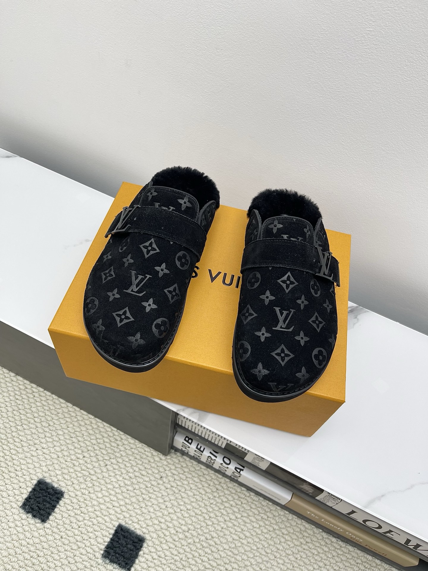 NO:497959,Women's men's LV Louis Vuitton L Home Donkey Brand Latest Easy Series Birkenton Baotou Thick Sole Fleece Slippers Original Purchase and Development Made This model LV Easy sandals are made of suede cowhide leather, showing the trend with Monogram pattern. LV letters illuminate the adjustable strap, tough insole and miniature outsole to achieve lightness and comfort experience. Delivery counter exquisite packaging Fabric: Original custom imported top layer cowhide Inner: Original custom warm wool lining Outsole: Original open mold rubber foam material Sole thickness: 4CM size: Women's 35-41 / Men's 40-46 (Women's 40 41 Men's 45 46 Customized), semi-dragged fur shoes, louis vuitton, louis vuitton, louis vuitton, louis vuitton, louis vuitton, louis  vuitton,slippers,cowhide19860909女款男款 LV路易威登L家 驴牌 最新Easy系列 勃肯 包头 厚底 毛拖鞋 原版购入开发 做货 本款 LV Easy 凉拖取材绒面牛皮革,以 Monogram 图案彰显潮流风范.LV 字母点亮可调节饰带,韧性鞋垫和微型外底实现轻盈舒适体验 配送专柜精美包装 面料: 原版定制进口头层牛皮 内里: 原版定制保暖羊毛里 大底: 原版开模橡胶发泡材质 底厚: 4CM size: 女款35-41 / 男款40-46(女40 41男45 46定做),半拖毛毛鞋,louis vuitton,louis vuitton,louis vuitton,louis vuitton,slippers,cowhide,Women's Shoes