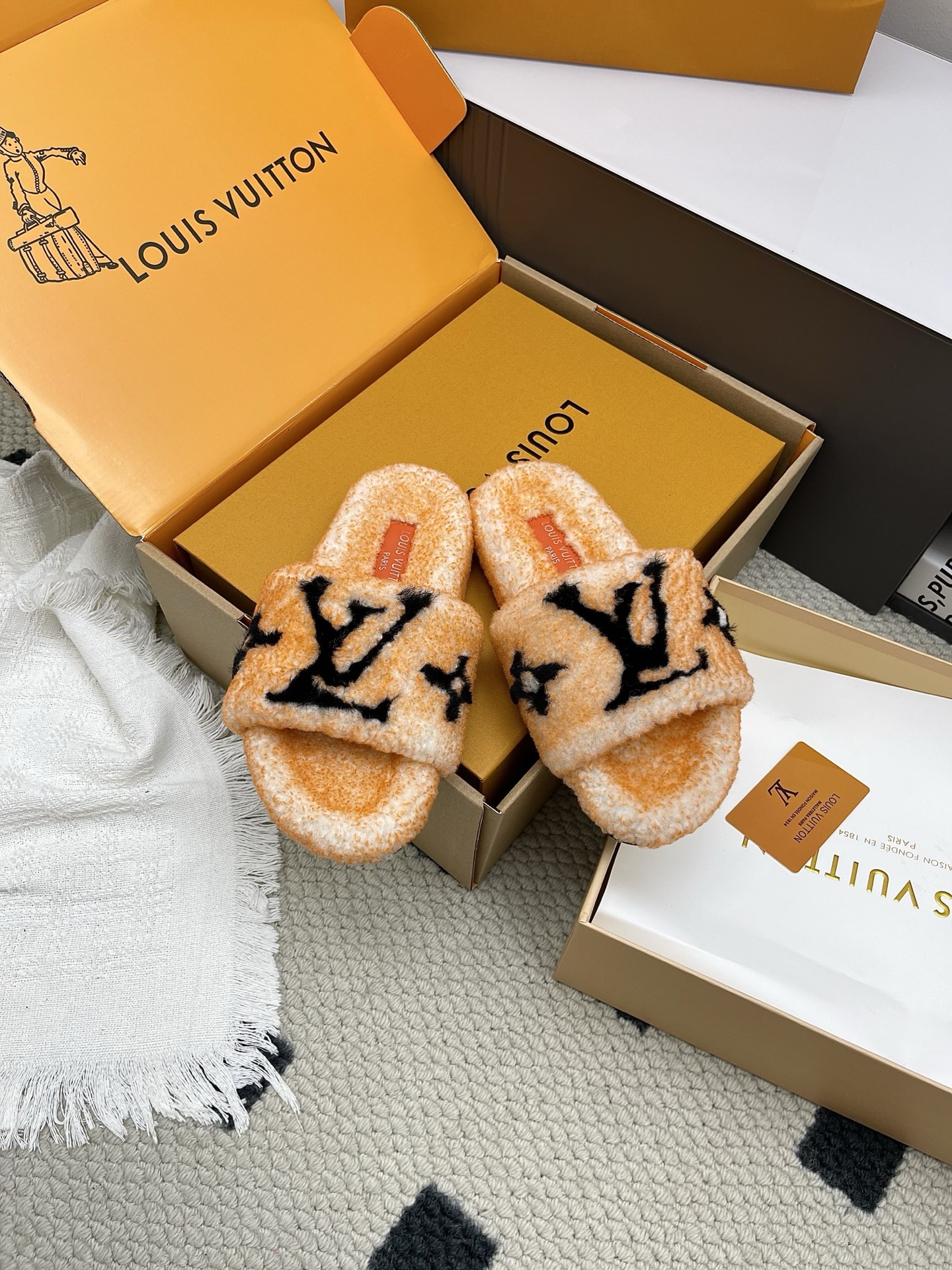 NO:544029,Purchasing grade Louis vuitton 2025 new wool slippers top quality pure fur and straight fur! It feels super warm, and it feels like stepping on the clouds. It is a classic LV decoration, exquisite and high-end! The luxury and high-end hand-sewn diamonds have made the price of this pair of hairs increase sharply! The sole is an original molded EVA foamed and non-slip sole, which is very easy to wear and does not slip. Moreover, the sole has a certain thickness and excellent comfort! Upper: Original Australian wool Lift: Australian wool Floor: Australian wool Outsole: Rubber outsole Size: 35-39 (40 41 custom made without return or exchange), fur shoes and slippers, louis vuitton, louis vuitton, slippers19860909代购级 Louis vuitton 2025新款羊毛拖鞋 頂级品质纯皮毛一体直毛打造！超温暖的感觉,穿上仿佛踩在云朵上LV经典老花装饰,精致高级！手工缝钻奢华高端让这双毛拖身价陡增！鞋底是原版开模的EVA发泡防滑大底,非常好穿不打滑,而且鞋底有一定厚度,舒适度极佳！ 鞋面:原版澳洲羊毛 内里:澳洲羊毛 垫脚:澳洲羊毛 大底:橡胶大底 码数:35-39（40 41定做不退换）,毛毛鞋拖鞋,louis vuitton,louis vuitton,slippers,Women's Shoes