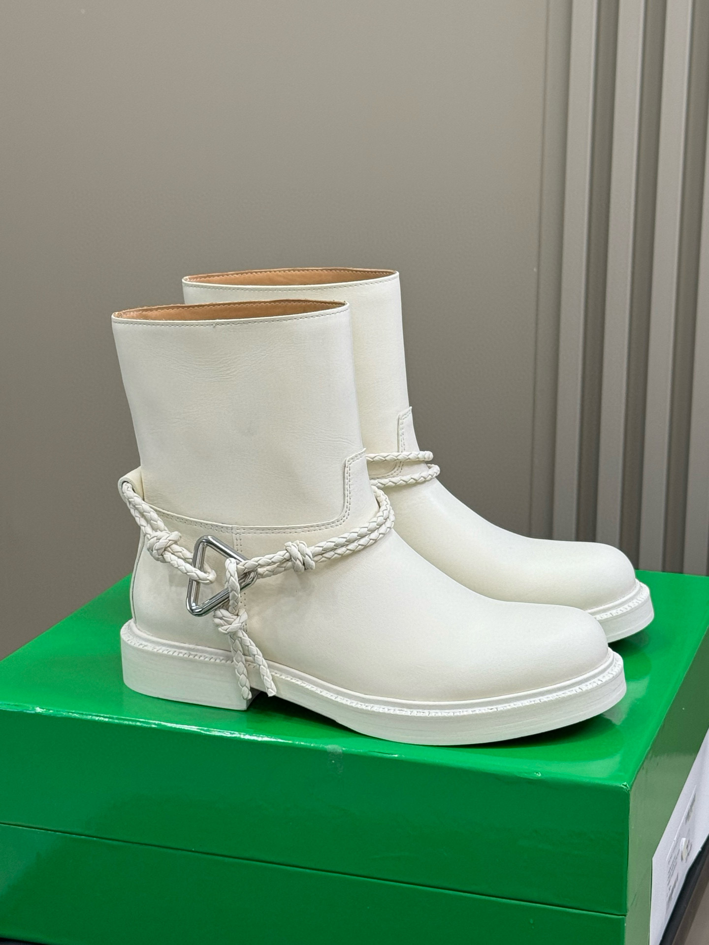 NO:544026,Long Boots and Short Boots Bottega Venet* BV Women's James Knee High Boots The boot shape super-modifies the shape of the legs. Whether it is a fleshy leg or a short leg, you will immediately have a straight and thin visual effect when you put it on. The inverted triangle design of the BV logo breaks the monotony of the solid color boots and adds a bit of casual coolness. The high-quality leather material is soft and comfortable, and it will not chafe your feet after walking for a long time, allowing you to have both beauty and comfort. Original custom-made fabric calfskin  Original calfskin lining, customized outsole, original Italian combination leather outsole, SIZE 35-42 (40, 41, 42 customized, non-returnable), boots,bottega veneta,bottega veneta,boots,cowhide,Leather soles19860909长靴短靴 Bottega Venet* BV 女士James 及膝高靴 靴型超级修饰腿型,无论是肉肉腿还是小短腿,穿上立马拥有又直又细的视觉效果.倒三角设计BV的标识,打破了纯色靴子的单调,多了几分随性不羁的酷感.优质的皮革材质,柔软又舒适,走路久了也不会磨脚,让你美丽与舒适兼得. 面料小牛皮原版定制 内里小牛皮原版定制 大底原版意大利组合真皮大底 SIZE 35-42（40、41、42定制不退换）,靴子,bottega veneta,bottega veneta,boots,cowhide,Leather soles,Women's Shoes