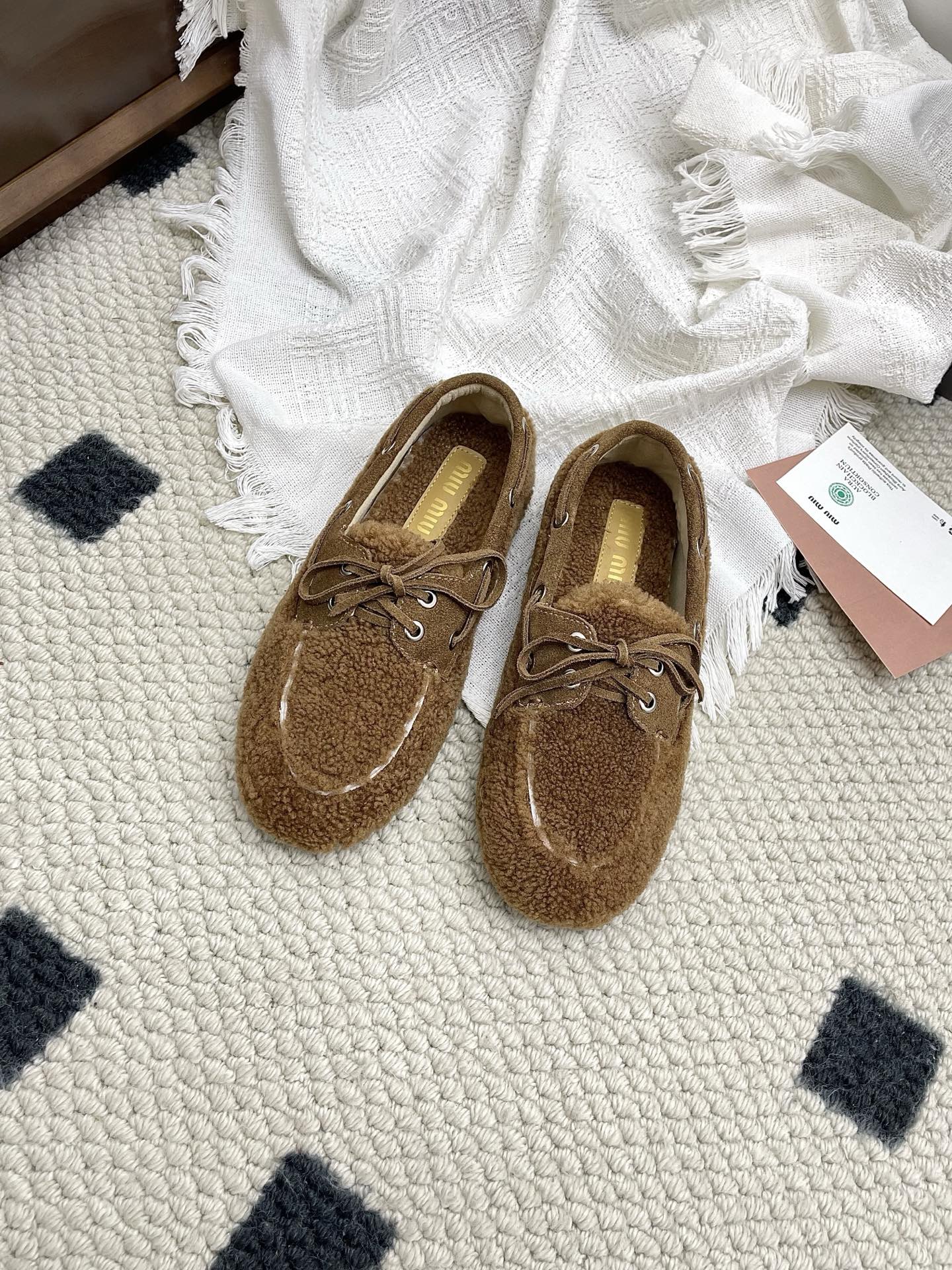 NO:560126,Miu Miu 2025 new retro beanie shoes exclusive high version Miu Mi*2025 spring flat bottom Zp development original version flash sale market version Miu is really too girly!  Super soft and glutinous, you can drink it if you like!  Upper lamb wool outsole original molded outsole size 35-39 (40.41 customized non-returnable and non-exchangeable), Doudou shoes, miumiu19860909Miu Miu2025新款复古豆豆鞋 独家高版 Miu Mi*2025春款平底Zp开发 原版秒杀市面版本 Miu真的太少女啦！超级软糯 喜欢可以冲了！ 鞋面羊羔毛 大底原版开模大底 码数35-39（40.41定制不退不换）,豆豆鞋,miumiu,Women's Shoes