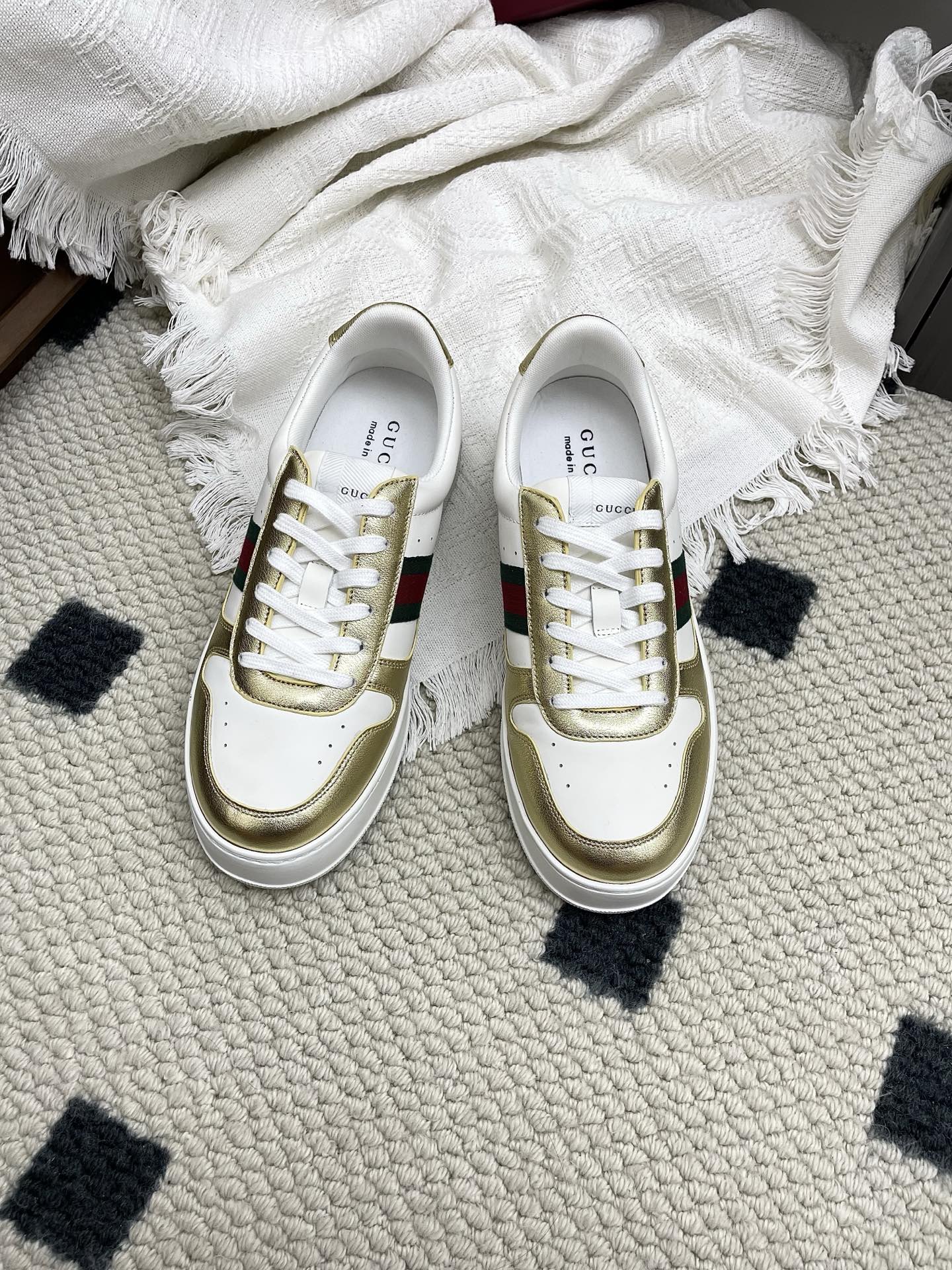 NO:560120,Men's 10 Purchasing Version Gucci Thick Sole Series Couple's Biscuit Shoes White Shoes. Available at the same time at counters｜High quality. The cookie tones and thick sole design give the sneakers a strong retro feel. The most important thing is that the shoes are very light and are simply a matching tool for little people. The brand elements are inspired by Gucci's equestrian roots. Every season, it will be reinterpreted through various novel and unique designs and styles. Purchasing ceiling level. A complete set of exquisite gift boxes.  Please be sure of our quality. Please be careful to distinguish the currency materials on the market!  Imported cowhide punching/3D printing fabric, water-dyed sheepskin lining (ZP uniformly soft, comfortable and breathable), original molded IP foam outsole (lightweight and wear-resistant), thick sole with approximately 4.5cm increase in height, couple size 35-44 (customized for women 40), casual shoes/sports shoes, gucci, sneakers, cowhide, sheepskin19860909男10代购版本Gucci厚底系列情侣饼干鞋小白鞋 专柜同步发售款｜高品质 曲奇色调搭配厚底设计令运动鞋流露出浓浓的复古感 ,最重要的是鞋子非常轻盈,简直是小个子的搭配利器.品牌元素的灵感源自Gucci的马术本源 ,在每一季 ,它都会透过各种新颖别致的设计和风格重新解读 . 代购天花板级别 全套精美礼盒装 请认准我家品质 请注意区分市面通货材料！ 进口牛皮冲孔/3D打印面料 水染羊皮内里（ZP一致柔软舒适透气） 原版开模IP发泡大底（轻盈耐磨） 厚底内增高约4.5cm 情侣码35-44(女40定做),休闲鞋/运动鞋,gucci,sneakers,cowhide,sheepskin,Women's Shoes