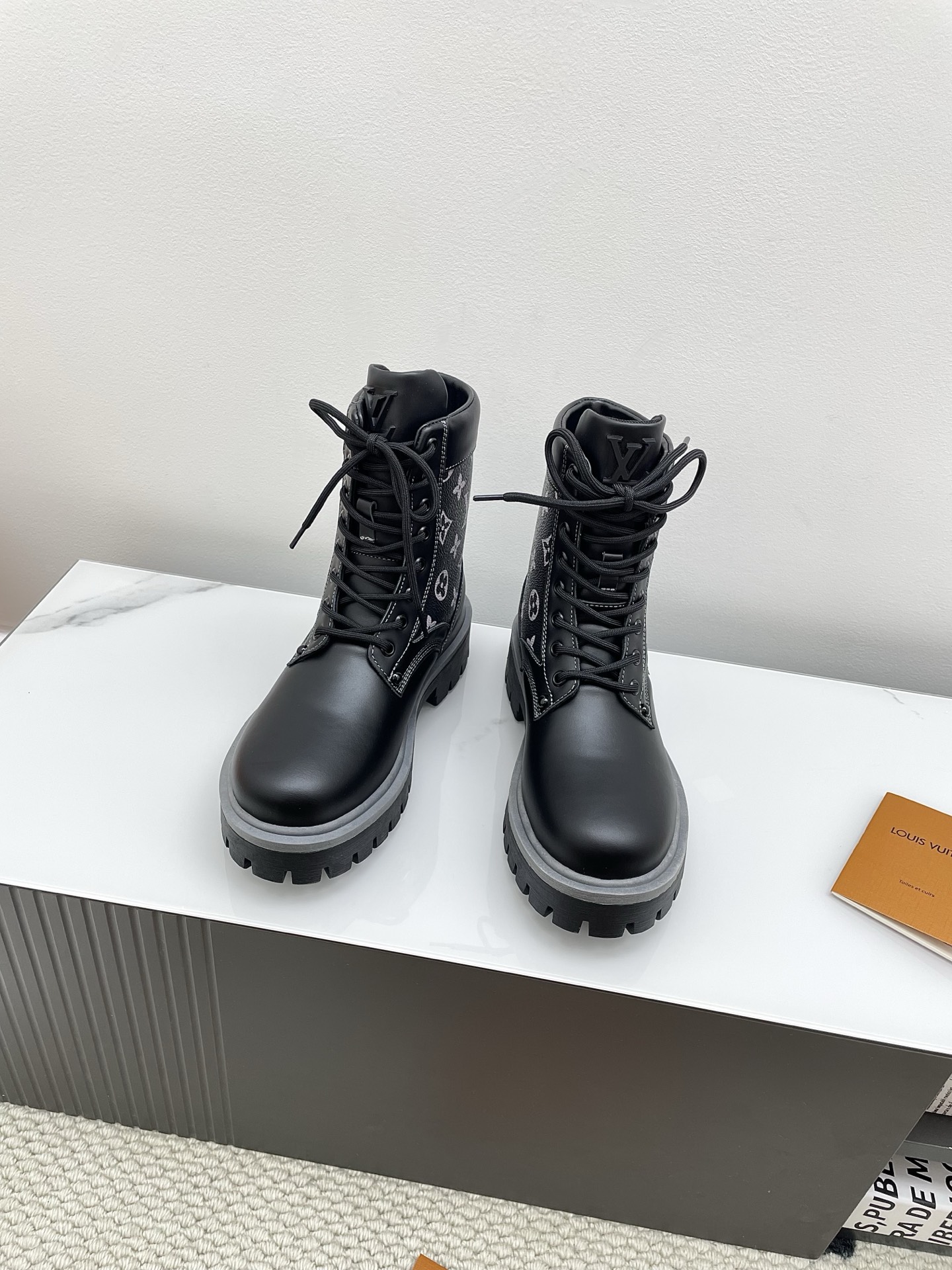 NO:615944,LV (couples) new autumn and winter thick-soled lace-up short boots, presbyopic ankle boots!  Upper: original customized imported first-layer cowhide. Lining: original customized leather lining. Outsole: original molded anti-slip rubber material. Bottom thickness: 4.5CM. Size: women's 35-41 / men's 39-45 (women's 40, 41, men's 45, custom-made and non-returnable), boots, louis vuitton, boots, cowhide19860909LV（情侣款）秋冬新款增高厚底系带短靴老花及踝靴！ 鞋面:原版定制进口头层牛皮 内里: 原版定制皮里 大底: 原版开模防滑橡胶材质 底厚: 4.5CM Size: 女款35-41 / 男款39-45(女40 41男45定做不退换）,靴子,louis vuitton,boots,cowhide,Women's Shoes