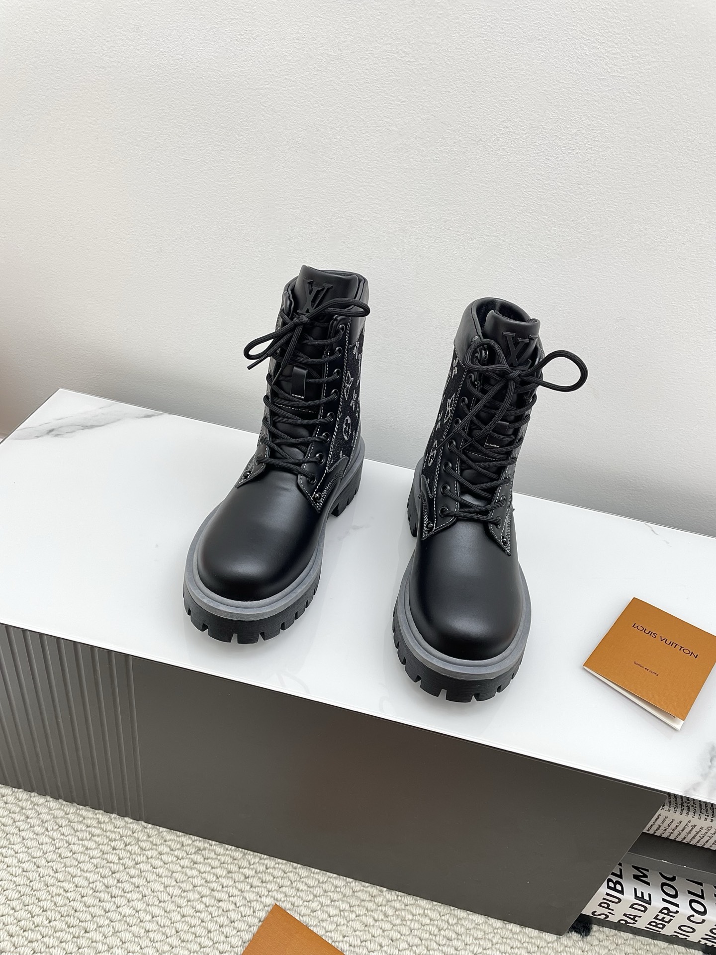 NO:615946,LV (couples) new autumn and winter ** thick-soled lace-up short boots, presbyopic ankle boots!  Upper: original customized imported first-layer cowhide. Lining: original customized leather lining. Outsole: original molded anti-slip rubber material. Bottom thickness: 4.5CM. Size: women's 35-41 / men's 39-45 (women's 40, 41, men's 45, custom-made and non-returnable), boots, louis vuitton, boots, cowhide19860909LV（情侣款）秋冬新款**厚底系带短靴老花及踝靴！ 鞋面:原版定制进口头层牛皮 内里: 原版定制皮里 大底: 原版开模防滑橡胶材质 底厚: 4.5CM Size: 女款35-41 / 男款39-45(女40 41男45定做不退换）,靴子,louis vuitton,boots,cowhide,Women's Shoes