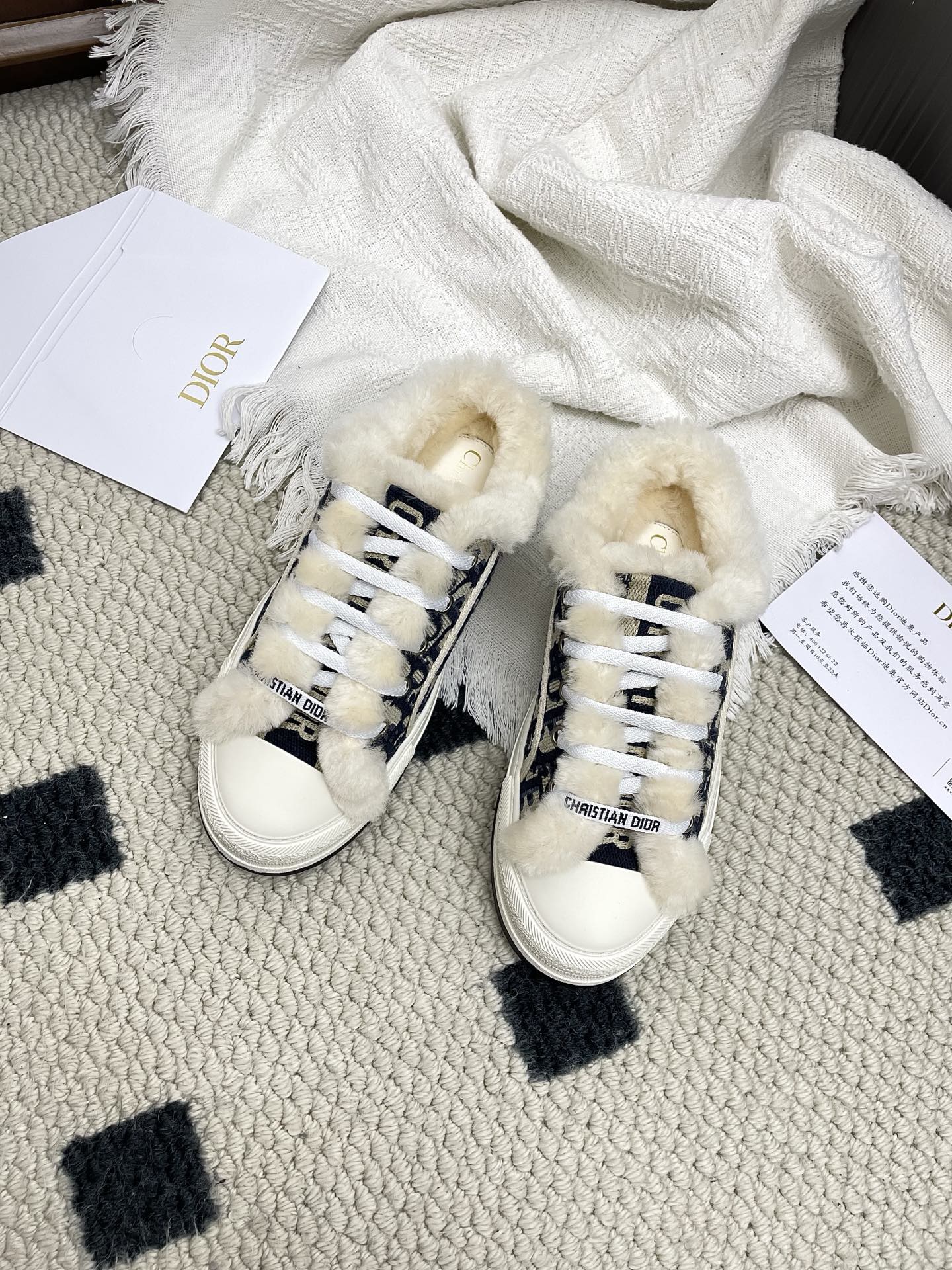 NO:594144,Dio* Dior Walk'n series new products for autumn and winter 2025 classic thick-soled embroidered sneakers with lambswool lining that are both beautiful and durable. Walk'n'Di*r thick-soled sneakers are a fashionable item that enhance the style of the series. Oblique printed cotton embroidered upper, with comfortable thick sole, tongue and Christian Di*r Paris logo laces. Can add fashionable temperament to various casual looks. Fabric:  Original custom imported Oblique printed embroidery. Lining: fur integrated lambswool. Outsole: original exclusive molded TPU material. Bottom thickness: 4.5CM. Size: women's 34-41 (34, 41 customized, non-returnable), casual shoes/sports shoes, fur shoes, dior, dior, sneakers.19860909Dio*迪奥Walk'n系列 2025秋冬新品 经典厚底刺绣运动鞋 内里皮毛一体羔羊毛兼具好看与保.Walk'n'Di*r 厚底运动鞋是一款时尚单品,提升该系列的格调.Oblique 印花棉质刺绣鞋面,搭配舒适厚底、鞋舌和 Christian Di*r Paris 标志鞋带.可为各式休闲造型增添时髦气质 面料: 原版定制进口Oblique 印花刺绣 内里: 皮毛一体羔羊毛 大底: 原版独家开模TPU材质 底厚: 4.5CM Size: 女款34-41（34,41订做不退换）,休闲鞋/运动鞋毛毛鞋,dior,dior,sneakers,Women's Shoes