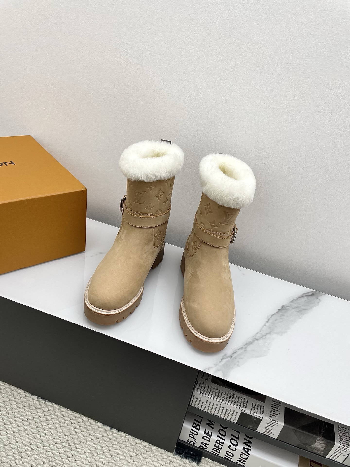 NO:594492,Purchasing-grade Louis Vuiton·Louis Vuitton 2025ss new LV winter ski series Monogram snow boots are highly recognizable! The lining is soft sheepskin, which has perfect thermal insulation properties. The thick rubber soles are non-slip and are about 6cm taller. They are perfect for cold weather and are easy to put on and take off. They are fashionable with jeans or down jackets, comfortable and practical. They are a must-have item for winter travel! Fabric nubuck leather lining original wool lining sole Oxford bottom genuine leather welt combination Size35-39 (40. Customized, non-refundable), snow boots, louis vuitton, louis vuitton, louis vuitton, boots, jeans, down jacket, sheepskin19860909代购级Louis Vuiton·路易威登 2025ss新款 LV冬季滑雪系列Monogram雪地靴 辦识度超高！内里柔软羊皮毛,保暖力满分,厚底橡胶鞋底防滑又增高约6cm,超适合寒冷天气穿,穿脱方便,搭配牛仔裤或羽绒服都很时髦,舒适又实用,是冬季出行必备单品！ 面料磨砂皮 内里原版羊毛里 鞋底牛津底真皮沿条组合 Size35-39（40.订做不退换）,雪地靴,louis vuitton,louis vuitton,louis vuitton,boots,jeans,down jacket,sheepskin,Women's Shoes