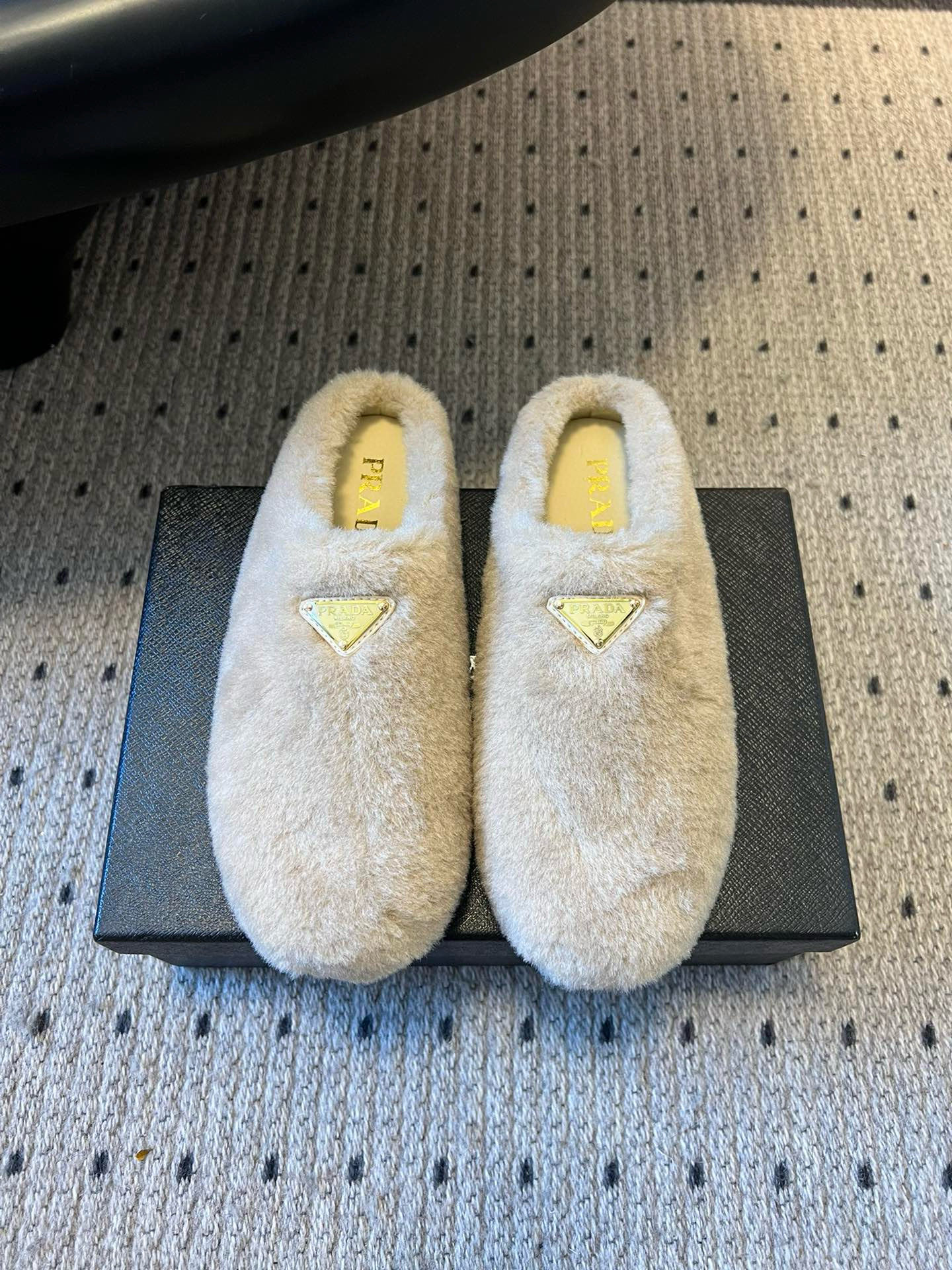 NO:594147,Prad* 25ss triangular mark plush mules are made of plush material, soft and comfortable to the touch, and can provide a warm wearing experience for the feet, suitable for autumn and winter. Available in beige, white, black, dark purple, brown and other colors to meet different style matching needs and can be adapted to a variety of wearing scenarios. It is a mule shoe style with no heel design, easy to put on and take off, and has both fashion sense and practicality. It can be used as daily casual shoes or to add fashion elements to the look. Fabric Wool  Sheepskin lining, TPU outsole, heel height 2cm, Size 35-41 (custom-made sizes 40-41 are non-returnable), semi-shoes, prada, sheepskin19860909Prad* 25ss 三角标毛绒穆勒鞋 采用毛绒材质,触感柔软舒适,能为脚部提供温暖的穿着体验,适合秋冬季节.有米色、白色、黑色、深紫色、棕色等多种颜色可选,满足不同风格搭配需求,可适配多种穿搭场景. 属于穆勒鞋款式,无后跟设计,穿脱方便,兼具时尚感与实用性,既可以作为日常休闲鞋款,也能为造型增添时尚元素. 面料羊毛 内里羊皮 大底TPU大底 跟高2cm Size35-41码（40-41码订做不退换）,半拖毛毛鞋,prada,sheepskin,Women's Shoes