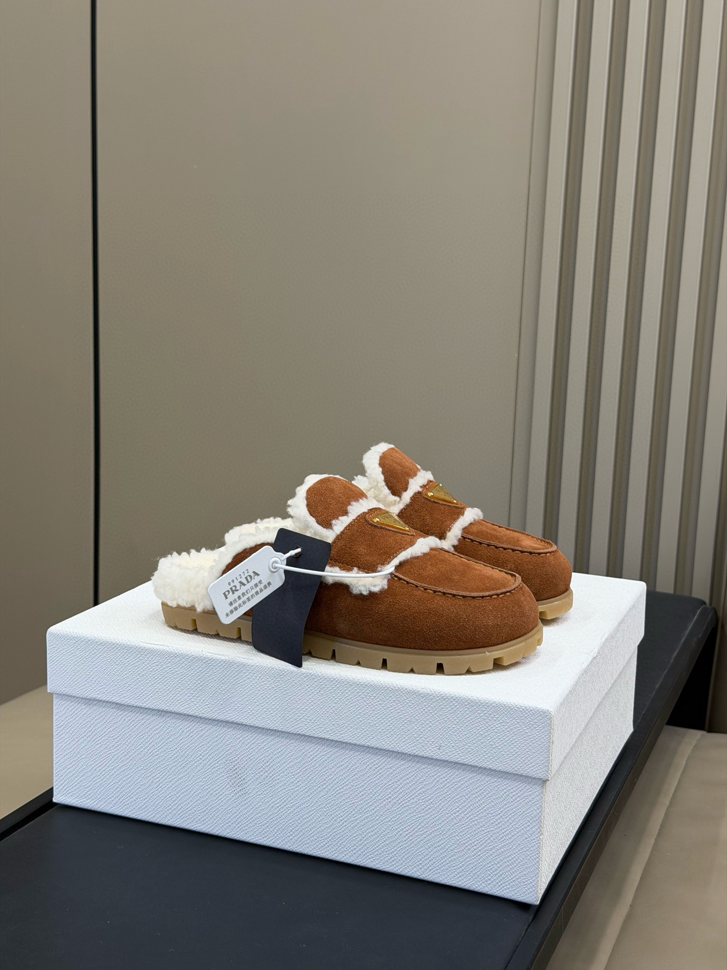 NO:630752,PRADA Triangular logo wool shoes, thick-soled boots, snow boots, half slippers!  High-grade cowhide and real lamb hair, genuine leather welt, two-color TPU outsole, the material details can be compared with the original version, and the ordinary version on the market can be distinguished!  Nubuck leather upper, wool lining, Size 35-39 (40/41 custom-made, non-returnable), semi-furry shoes, prada, prada, boots, slippers19860909PRADA 普拉达 三角标羊毛鞋,厚底靴 雪地靴 半拖鞋系！ 高级牛绒真羊羔毛 真皮沿条 双色TPU大底 材质细节可对比原版,市面普通版本区分！ 鞋面对版磨砂皮 内里羊毛 Size35-39（40/41定做不退换）,半拖毛毛鞋,prada,prada,boots,slippers,Women's Shoes