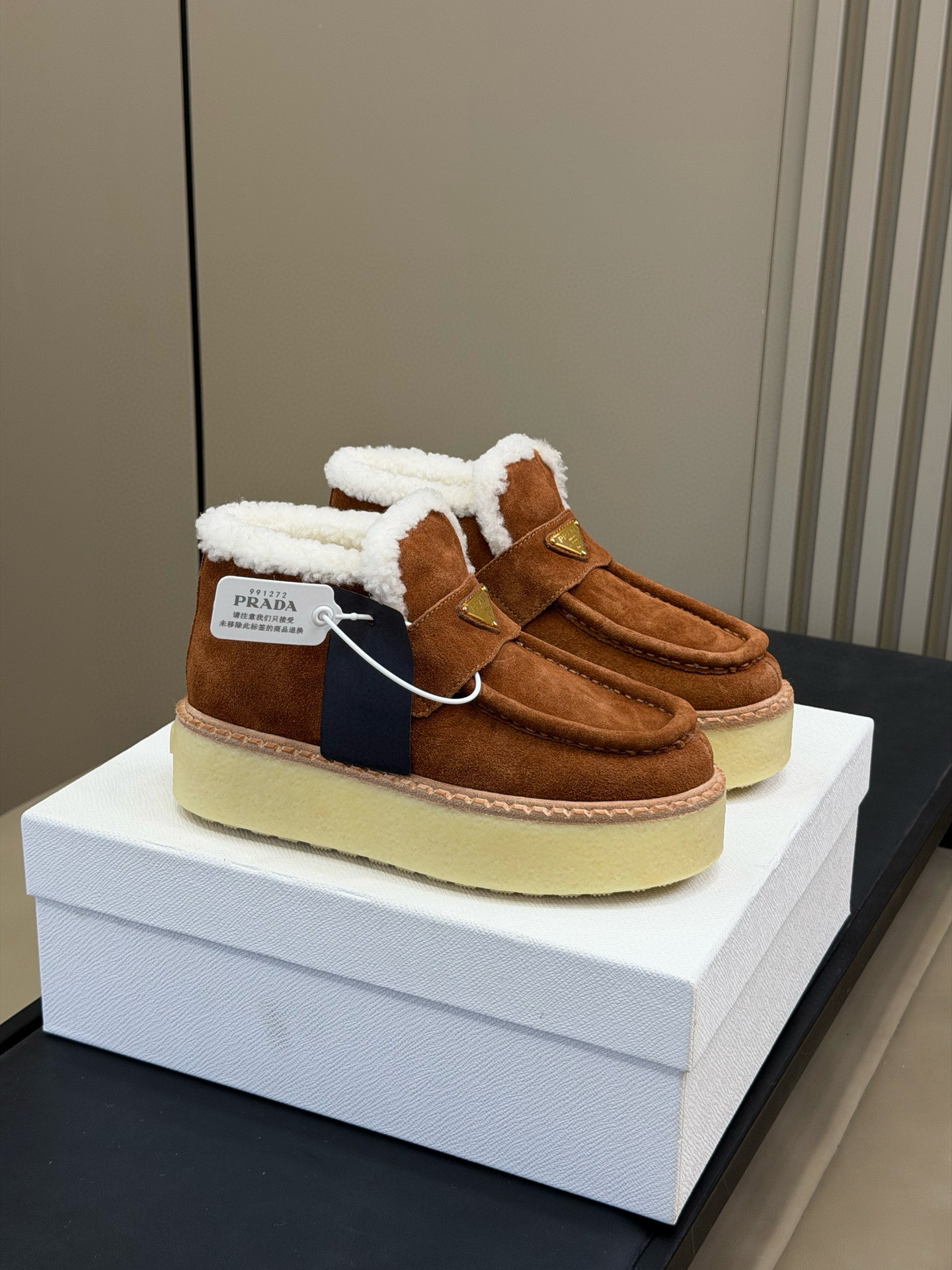 NO:630746,PRADA Triangular logo wool shoes, thick-soled boots, snow boots, half slippers!  High-grade cowhide and real lamb hair, genuine leather welt, two-color TPU outsole, the material details can be compared with the original version, and the ordinary version on the market can be distinguished!  Nubuck leather upper, wool lining, Size 35-39 (40/41 customized, non-returnable), snow boots, prada, prada, boots, slippers19860909PRADA 普拉达 三角标羊毛鞋,厚底靴 雪地靴 半拖鞋系！ 高级牛绒真羊羔毛 真皮沿条 双色TPU大底 材质细节可对比原版,市面普通版本区分！ 鞋面对版磨砂皮 内里羊毛 Size35-39（40/41定做不退换）,雪地靴,prada,prada,boots,slippers,Women's Shoes