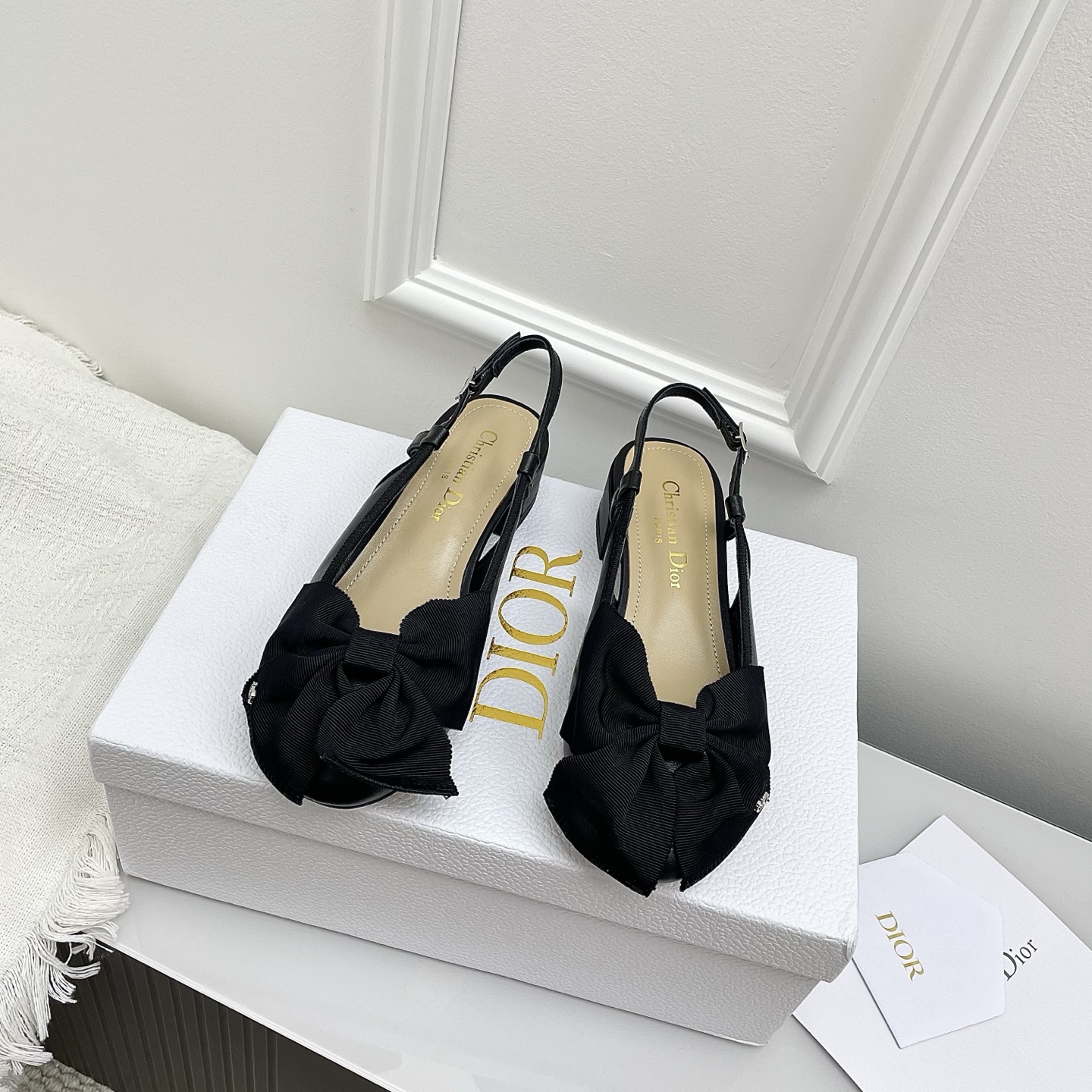 NO:782814,The top version of the Dior Pearl Mary Jane block heel sandal. This sandal reinterprets the classic pattern with Dio* haute couture elements. Crafted from quilted leather, decorated with a cannage pattern, decorated with a delicate grosgrain bow on the front, and embellished with white CD resin beads inspired by the classic Dio* Tribales earrings. It is unique. Soft and comfortable, it is equipped with a padded leather insole, with an elegant round toe and 3  Centimeter thick heels can add the finishing touch to various looks this season. Uppers are patent leather and matt cowhide. Sheepskin linings. Heel height is 3cm. Italian genuine leather soles. Size 35-39 (40, 41 customizations are non-refundable). Mary Jane, balenciaga, dior, sandals, mary jane, earrings, cowhide, sheepskin19860909顶级版本Dior珍珠玛丽珍粗跟后空凉鞋 这款凉鞋鞋融入 Dio* 高订元素重新诠释经典图案.采用绗缝皮革精心制作,饰以藤格纹图案,正面饰以精美的罗缎蝴蝶结,点缀以灵感源自经典 Dio* Tribales 耳环的白色 CD 树脂珠饰,别具一格.柔软舒适,搭配加垫皮革内底,搭配优雅的圆形鞋头和 3 厘米粗跟,可为本季的各式造型增添点睛之笔 鞋面牛漆皮亚光牛皮 内里羊皮内里 跟高3cm 鞋底意大利真皮鞋底 码数35-39（40,41定制不退换）,玛丽珍,balenciaga,dior,sandals,mary jane,earrings,cowhide,sheepskin,Women's Shoes