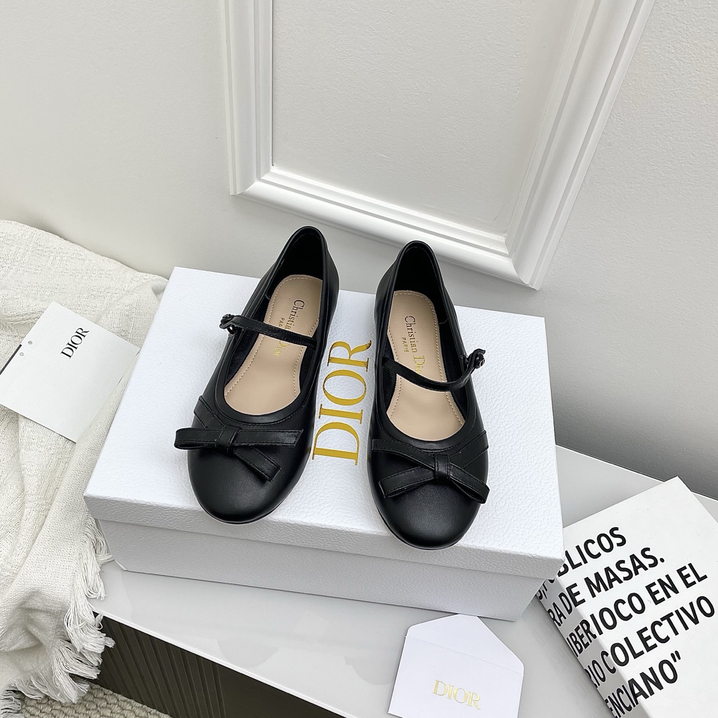 NO:782830,The top version of Dior2026 early spring new bow flat Mary Jane shoes. This sandal shoe incorporates Dio* high-end elements to reinterpret the classic pattern. It is carefully made of quilted leather, decorated with a cannage pattern, decorated with a delicate grosgrain bow on the front, and embellished with white CD resin beads inspired by the classic Dio* Tribales earrings. It is unique. Soft and comfortable, with a padded leather insole, an elegant round toe and 3  Centimeter thick heel, can add the finishing touch to various looks this season. Upper lambskin/real silk, lining sheepskin lining, sole Italian genuine leather sole, size 35-39 (40, 41 customization is not returnable), ballet shoes, balenciaga, dior, sandals, mary jane, earrings, sheepskin, real silk19860909顶级版本Dior2026早春新款蝴蝶结平底玛丽珍鞋 单鞋 这款凉鞋鞋融入 Dio* 高订元素重新诠释经典图案.采用绗缝皮革精心制作,饰以藤格纹图案,正面饰以精美的罗缎蝴蝶结,点缀以灵感源自经典 Dio* Tribales 耳环的白色 CD 树脂珠饰,别具一格.柔软舒适,搭配加垫皮革内底,搭配优雅的圆形鞋头和 3 厘米粗跟,可为本季的各式造型增添点睛之笔 鞋面小羊皮/真丝 内里羊皮内里 鞋底意大利真皮鞋底 码数35-39（40,41定制不退换）,芭蕾舞鞋,balenciaga,dior,sandals,mary jane,earrings,sheepskin,real silk,Women's Shoes