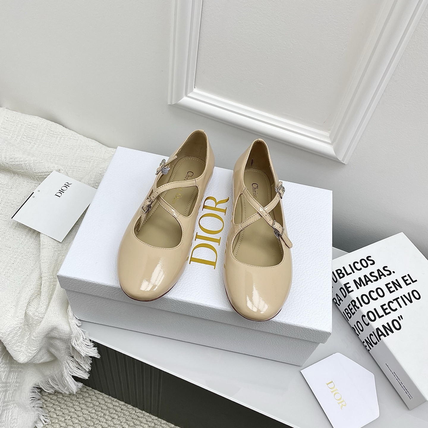 NO:782838,The top version of Dior2026 early spring new flat Mary Jane shoes. This sandal shoe incorporates Dio* high-end elements to reinterpret the classic pattern. It is carefully made of quilted leather, decorated with a cannage pattern, decorated with a delicate grosgrain bow on the front, and embellished with white CD resin beads inspired by the classic Dio* Tribales earrings. It is unique. Soft and comfortable, with a padded leather insole, an elegant round toe and 3  Centimeter thick heel, which can add the finishing touch to various looks this season. Patent leather upper/Glitt, sheepskin lining, Italian genuine leather sole, size 35-39 (40, 41 customized, non-returnable), ballet shoes, balenciaga, dior, sandals, mary jane, earrings, sheepskin19860909顶级版本Dior2026早春新款平底玛丽珍鞋 单鞋 这款凉鞋鞋融入 Dio* 高订元素重新诠释经典图案.采用绗缝皮革精心制作,饰以藤格纹图案,正面饰以精美的罗缎蝴蝶结,点缀以灵感源自经典 Dio* Tribales 耳环的白色 CD 树脂珠饰,别具一格.柔软舒适,搭配加垫皮革内底,搭配优雅的圆形鞋头和 3 厘米粗跟,可为本季的各式造型增添点睛之笔 鞋面漆皮/格力特 内里羊皮内里 鞋底意大利真皮鞋底 码数35-39（40,41定制不退换）,芭蕾舞鞋,balenciaga,dior,sandals,mary jane,earrings,sheepskin,Women's Shoes