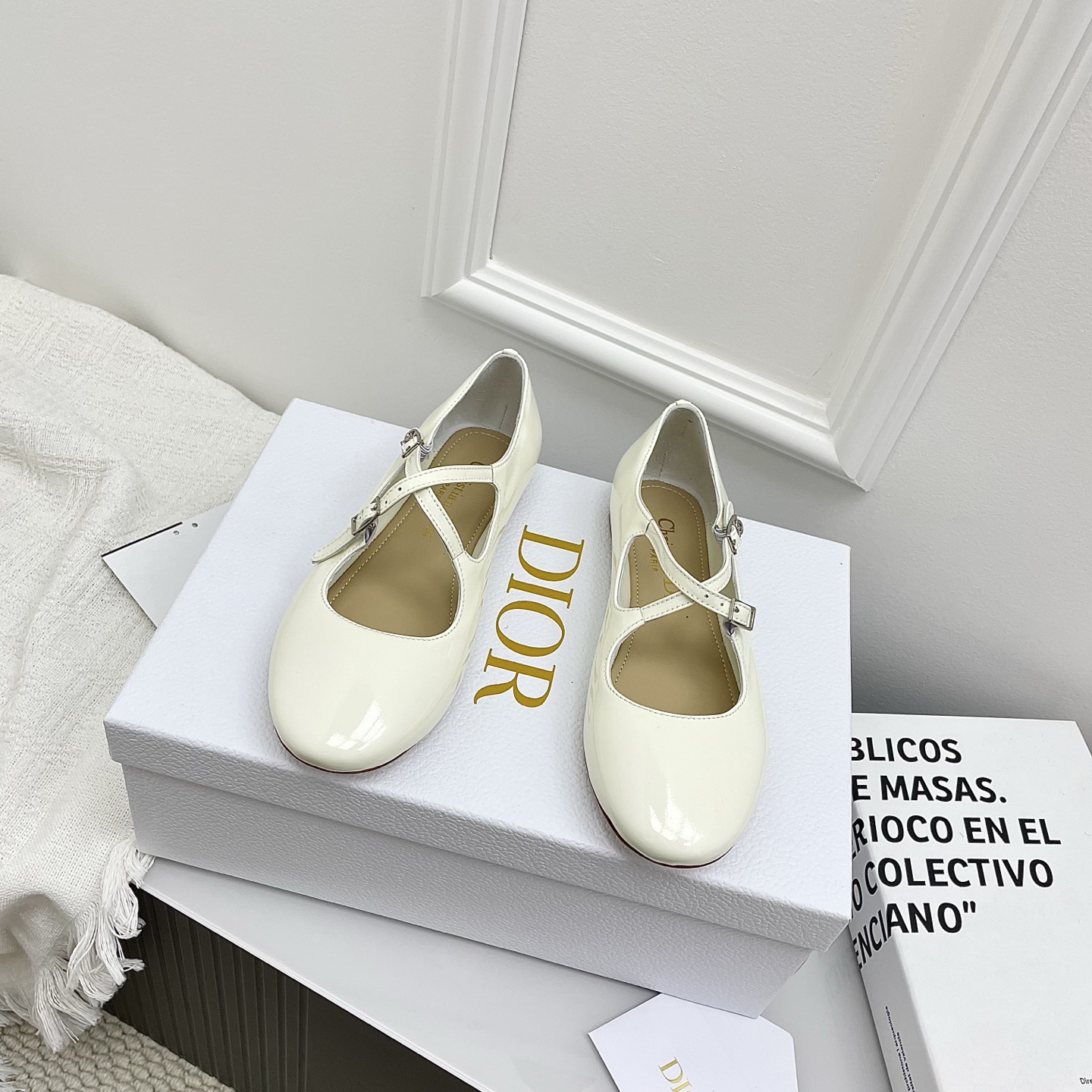 NO:780628,The top version of Dior2026 early spring new flat Mary Jane shoes. This sandal shoe incorporates Dio* high-end elements to reinterpret the classic pattern. It is carefully made of quilted leather, decorated with a cannage pattern, decorated with a delicate grosgrain bow on the front, and embellished with white CD resin beads inspired by the classic Dio* Tribales earrings. It is unique. Soft and comfortable, with a padded leather insole, an elegant round toe and 3  Centimeter thick heel, which can add the finishing touch to various looks this season. Patent leather upper/Glitt, sheepskin lining, Italian genuine leather sole. Size 35-39 (40, 41 customized, non-refundable), mary jane, balenciaga, dior, sandals, mary jane, earrings, sheepskin19860909顶级版本Dior2026早春新款平底玛丽珍鞋 单鞋 这款凉鞋鞋融入 Dio* 高订元素重新诠释经典图案.采用绗缝皮革精心制作,饰以藤格纹图案,正面饰以精美的罗缎蝴蝶结,点缀以灵感源自经典 Dio* Tribales 耳环的白色 CD 树脂珠饰,别具一格.柔软舒适,搭配加垫皮革内底,搭配优雅的圆形鞋头和 3 厘米粗跟,可为本季的各式造型增添点睛之笔 鞋面漆皮/格力特 内里羊皮内里 鞋底意大利真皮鞋底 码数35-39（40,41定制不退换）,玛丽珍,balenciaga,dior,sandals,mary jane,earrings,sheepskin,Women's Shoes