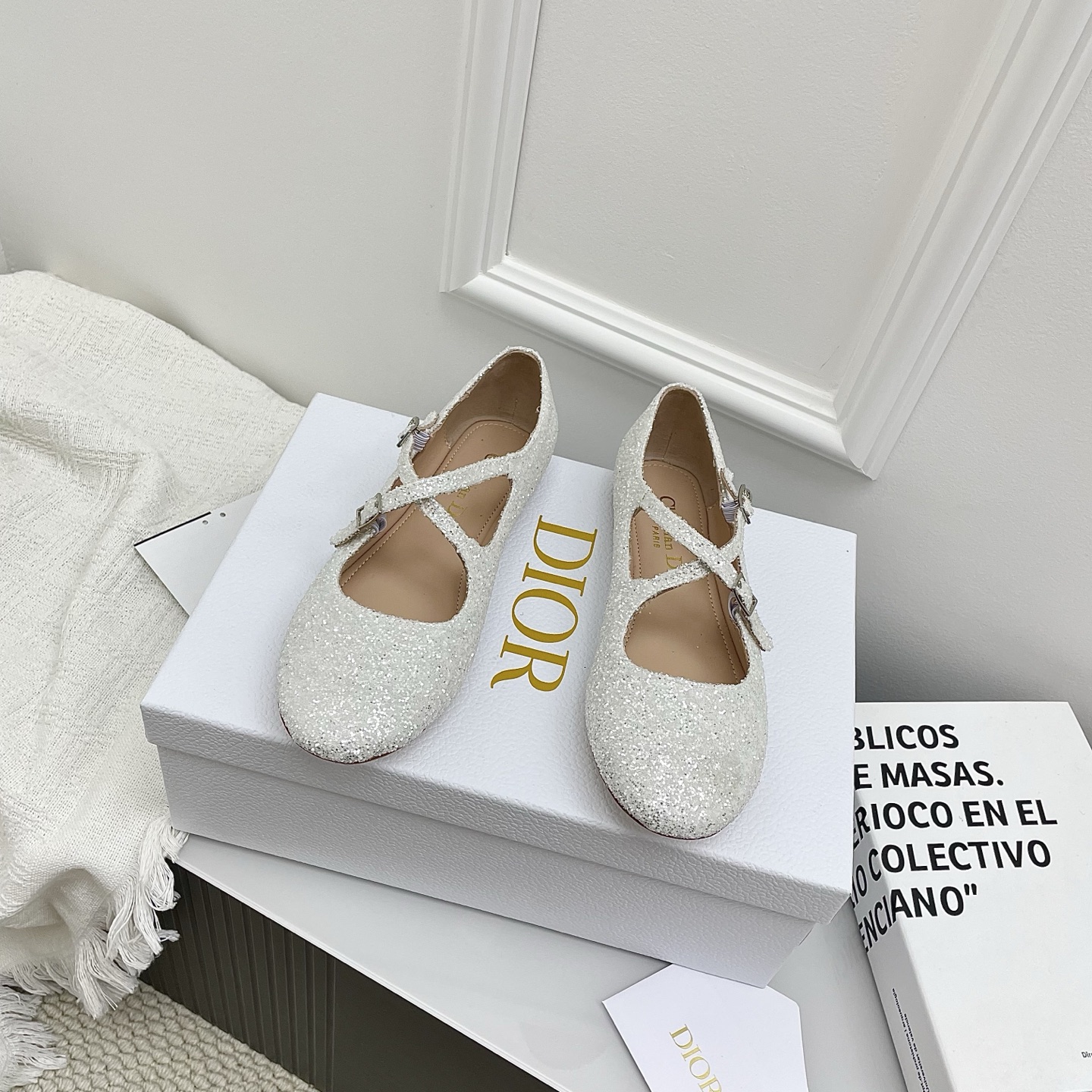 NO:780634,The top version of Dior2026 early spring new flat Mary Jane shoes. This sandal shoe incorporates Dio* high-end elements to reinterpret the classic pattern. It is carefully made of quilted leather, decorated with a cannage pattern, decorated with a delicate grosgrain bow on the front, and embellished with white CD resin beads inspired by the classic Dio* Tribales earrings. It is unique. Soft and comfortable, with a padded leather insole, an elegant round toe and 3  Centimeter thick heel, which can add the finishing touch to various looks this season. Patent leather upper/Glitt, sheepskin lining, Italian genuine leather sole. Size 35-39 (40, 41 customized, non-refundable), mary jane, balenciaga, dior, sandals, mary jane, earrings, sheepskin19860909顶级版本Dior2026早春新款平底玛丽珍鞋 单鞋 这款凉鞋鞋融入 Dio* 高订元素重新诠释经典图案.采用绗缝皮革精心制作,饰以藤格纹图案,正面饰以精美的罗缎蝴蝶结,点缀以灵感源自经典 Dio* Tribales 耳环的白色 CD 树脂珠饰,别具一格.柔软舒适,搭配加垫皮革内底,搭配优雅的圆形鞋头和 3 厘米粗跟,可为本季的各式造型增添点睛之笔 鞋面漆皮/格力特 内里羊皮内里 鞋底意大利真皮鞋底 码数35-39（40,41定制不退换）,玛丽珍,balenciaga,dior,sandals,mary jane,earrings,sheepskin,Women's Shoes