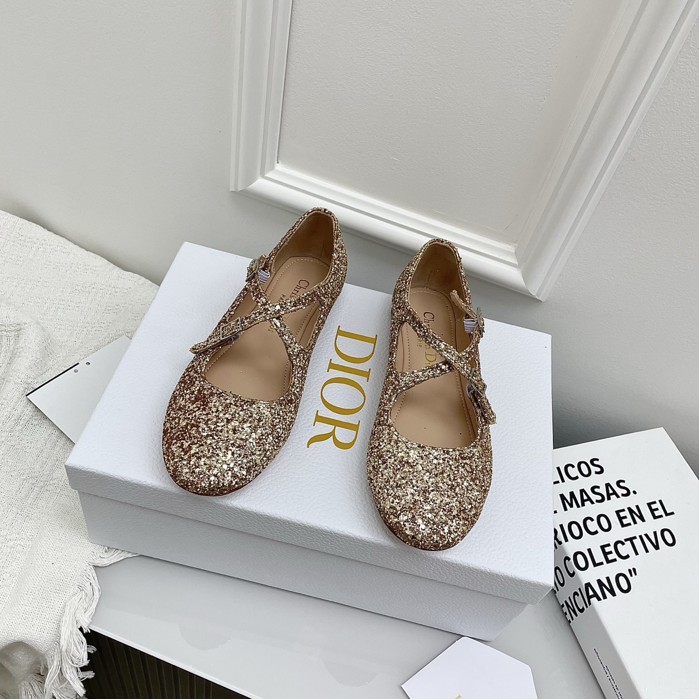 NO:782846,The top version of Dior2026 early spring new bow flat Mary Jane shoes. This sandal shoe incorporates Dio* high-end elements to reinterpret the classic pattern. It is carefully made of quilted leather, decorated with a cannage pattern, decorated with a delicate grosgrain bow on the front, and embellished with white CD resin beads inspired by the classic Dio* Tribales earrings. It is unique. Soft and comfortable, with a padded leather insole, an elegant round toe and 3  Centimeter thick heel, can add the finishing touch to various looks this season. Upper lambskin/real silk, lining sheepskin lining, sole Italian genuine leather sole, size 35-39 (40, 41 customization is not returnable), ballet shoes, balenciaga, dior, sandals, mary jane, earrings, sheepskin, real silk19860909顶级版本Dior2026早春新款蝴蝶结平底玛丽珍鞋 单鞋 这款凉鞋鞋融入 Dio* 高订元素重新诠释经典图案.采用绗缝皮革精心制作,饰以藤格纹图案,正面饰以精美的罗缎蝴蝶结,点缀以灵感源自经典 Dio* Tribales 耳环的白色 CD 树脂珠饰,别具一格.柔软舒适,搭配加垫皮革内底,搭配优雅的圆形鞋头和 3 厘米粗跟,可为本季的各式造型增添点睛之笔 鞋面小羊皮/真丝 内里羊皮内里 鞋底意大利真皮鞋底 码数35-39（40,41定制不退换）,芭蕾舞鞋,balenciaga,dior,sandals,mary jane,earrings,sheepskin,real silk,Women's Shoes