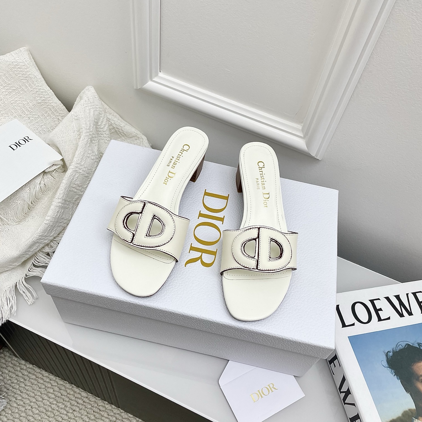 NO:780632,Flat thick heel. Top version of Dior 2026 new CD slippers. Exclusive purchasing version of the original version. 1:1 disassembly and reproduction. Perfect last shape. All material details and craftsmanship are in line with the original version. PK flash sale. The version on the market is welcome to compare. Top layer of cowhide. Lining of the first layer of cowhide. Outsole imported from Italy. Size: 35-39 (.40.41. Customized and non-refundable). Slippers, dior, slippers, cowhide19860909平底粗跟 顶级版本Dior 2026新款CD一字拖鞋 独家代购版本原版1:1拆解复刻,完美楦型所有材质细节工艺都对足原版,PK秒杀市面看图做货的版本欢迎对比 鞋面头层牛皮 内里头层牛里 大底意大利进口大底 Size: 35-39 (.40.41.定制不退换）,拖鞋,dior,slippers,cowhide,Women's Shoes