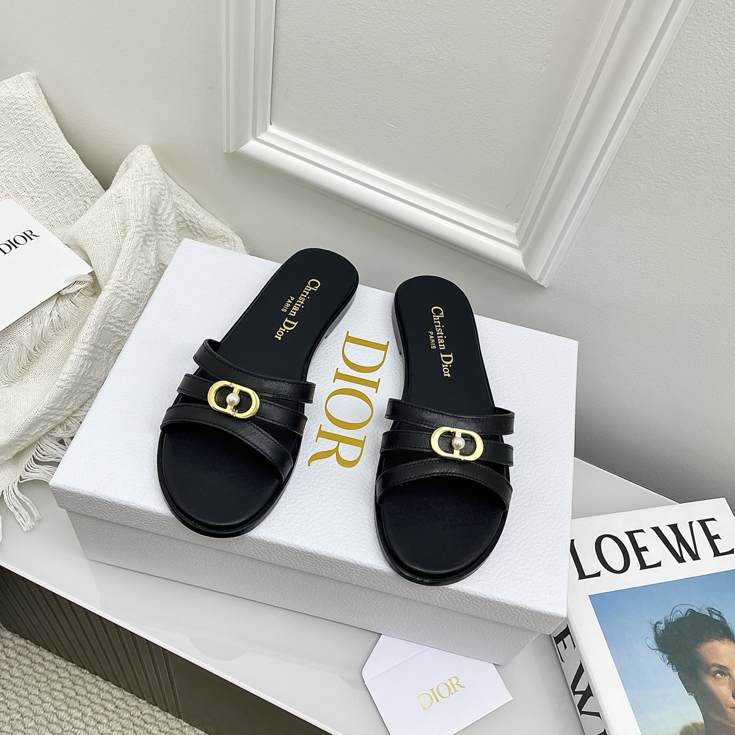 NO:780638,Flat thick heel. Top version of Dior 2026 new CD slippers. Exclusive purchasing version of the original version. 1:1 disassembly and reproduction. Perfect last shape. All material details and craftsmanship are in line with the original version. PK flash sale. The version on the market is welcome to compare. Top layer of cowhide. Lining of the first layer of cowhide. Outsole imported from Italy. Size: 35-39 (.40.41. Customized and non-refundable). Slippers, dior, slippers, cowhide19860909平底粗跟 顶级版本Dior 2026新款CD一字拖鞋 独家代购版本原版1:1拆解复刻,完美楦型所有材质细节工艺都对足原版,PK秒杀市面看图做货的版本欢迎对比 鞋面头层牛皮 内里头层牛里 大底意大利进口大底 Size: 35-39 (.40.41.定制不退换）,拖鞋,dior,slippers,cowhide,Women's Shoes