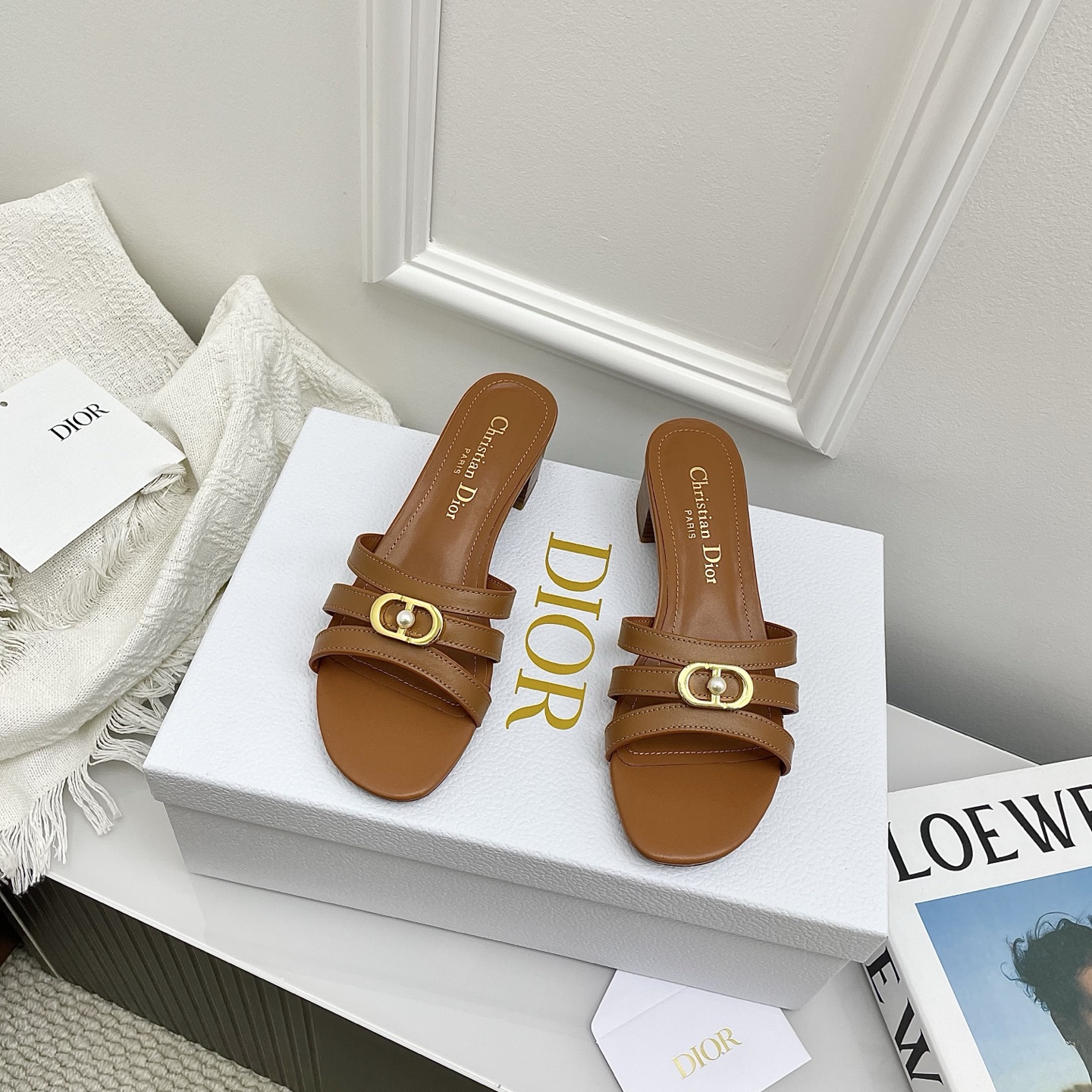 NO:780615,Flat thick heel. Top version of Dior 2026 new CD slippers. Exclusive purchasing version of the original version. 1:1 disassembly and reproduction. Perfect last shape. All material details and craftsmanship are in line with the original version. PK flash sale. The version on the market is welcome to compare. Top layer of cowhide. Lining of the first layer of cowhide. Outsole imported from Italy. Size: 35-39 (.40.41. Customized and non-refundable). Slippers, dior, slippers, cowhide19860909平底粗跟 顶级版本Dior 2026新款CD一字拖鞋 独家代购版本原版1:1拆解复刻,完美楦型所有材质细节工艺都对足原版,PK秒杀市面看图做货的版本欢迎对比 鞋面头层牛皮 内里头层牛里 大底意大利进口大底 Size: 35-39 (.40.41.定制不退换）,拖鞋,dior,slippers,cowhide,Women's Shoes