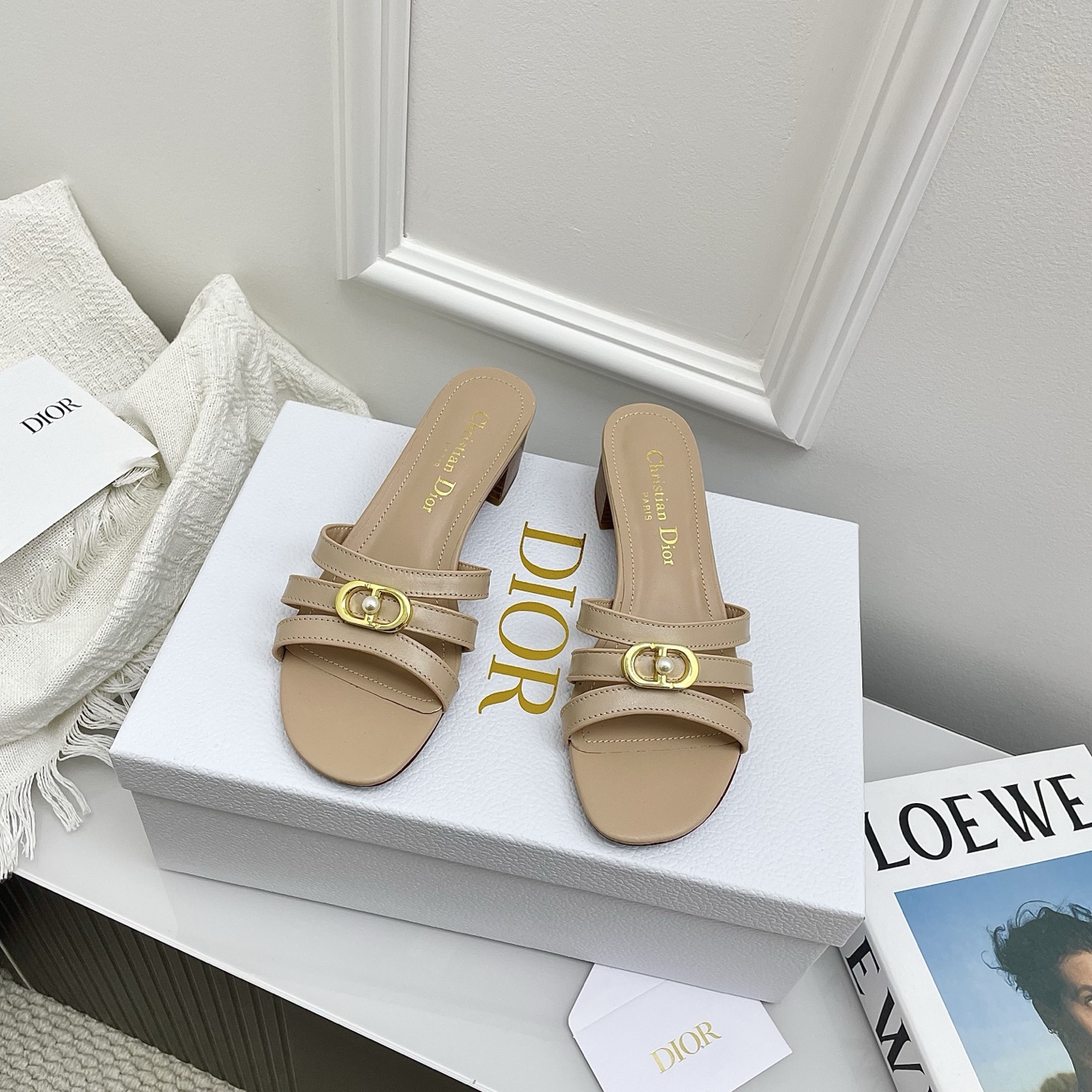 NO:780622,Flat thick heel. Top version of Dior 2026 new CD slippers. Exclusive purchasing version of the original version. 1:1 disassembly and reproduction. Perfect last shape. All material details and craftsmanship are in line with the original version. PK flash sale. The version on the market is welcome to compare. Top layer of cowhide. Lining of the first layer of cowhide. Outsole imported from Italy. Size: 35-39 (.40.41. Customized and non-refundable). Slippers, dior, slippers, cowhide19860909平底粗跟 顶级版本Dior 2026新款CD一字拖鞋 独家代购版本原版1:1拆解复刻,完美楦型所有材质细节工艺都对足原版,PK秒杀市面看图做货的版本欢迎对比 鞋面头层牛皮 内里头层牛里 大底意大利进口大底 Size: 35-39 (.40.41.定制不退换）,拖鞋,dior,slippers,cowhide,Women's Shoes